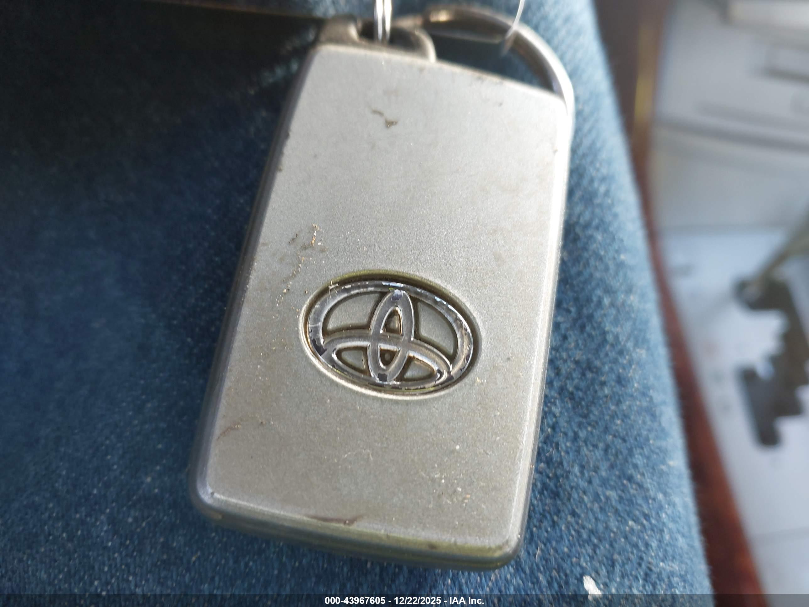 TOYOTA AVALON image 11