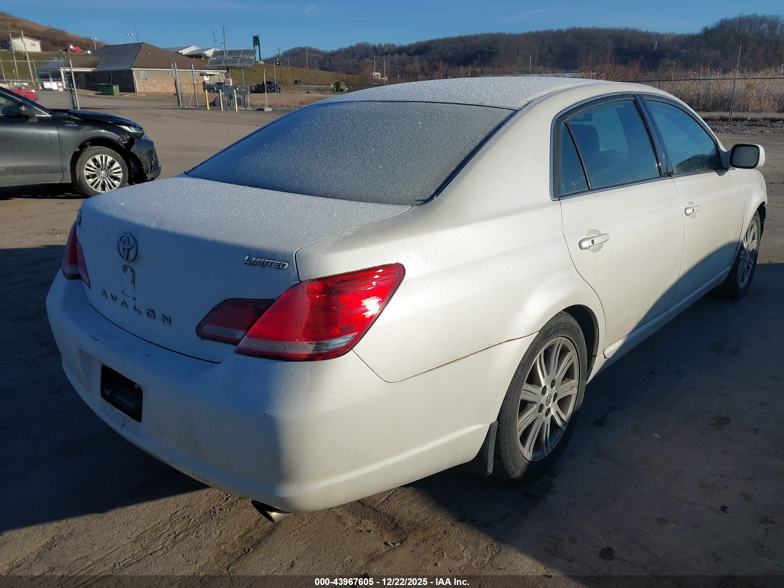 TOYOTA AVALON image 4