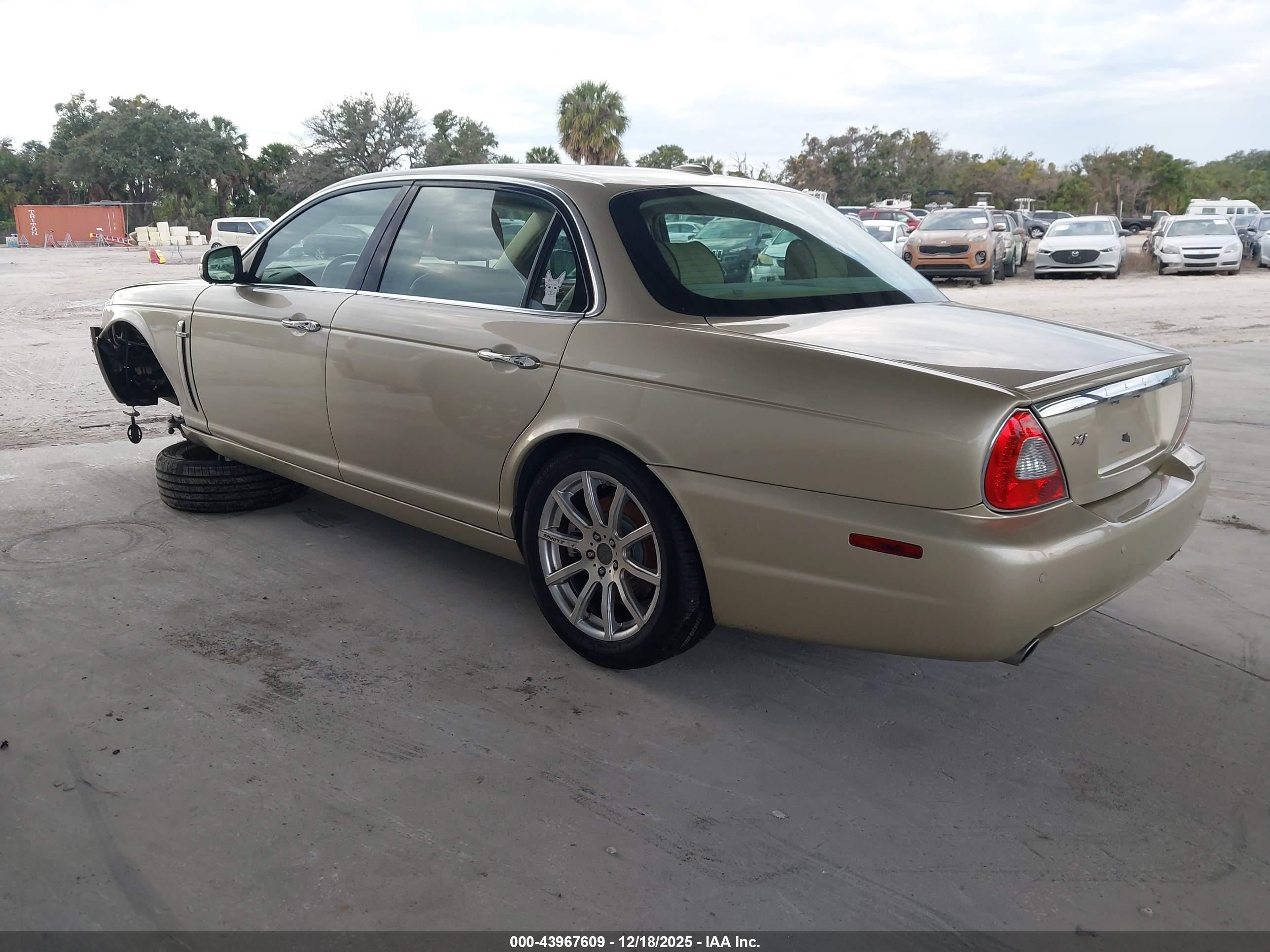 JAGUAR XJ image 3
