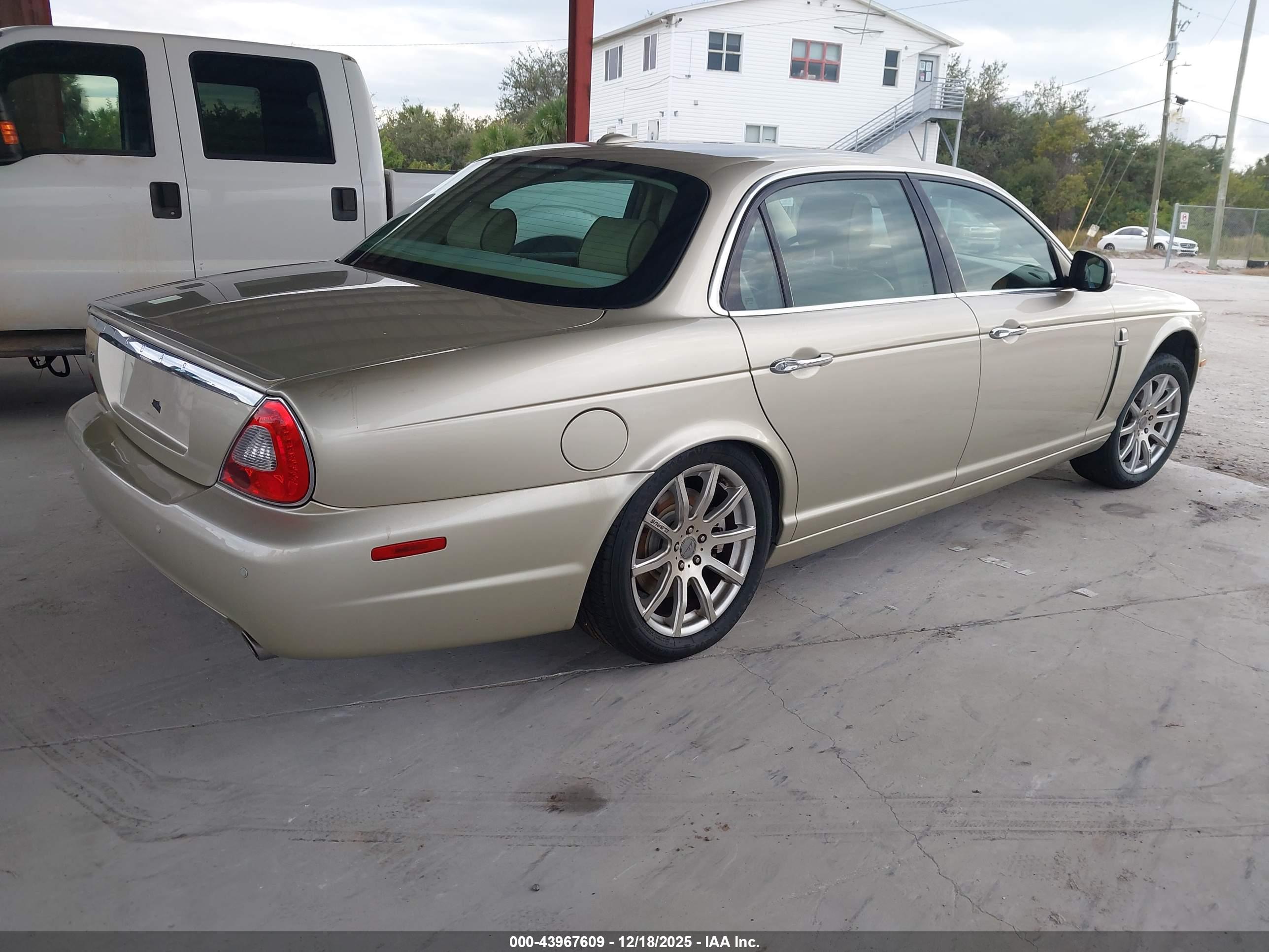 JAGUAR XJ image 4