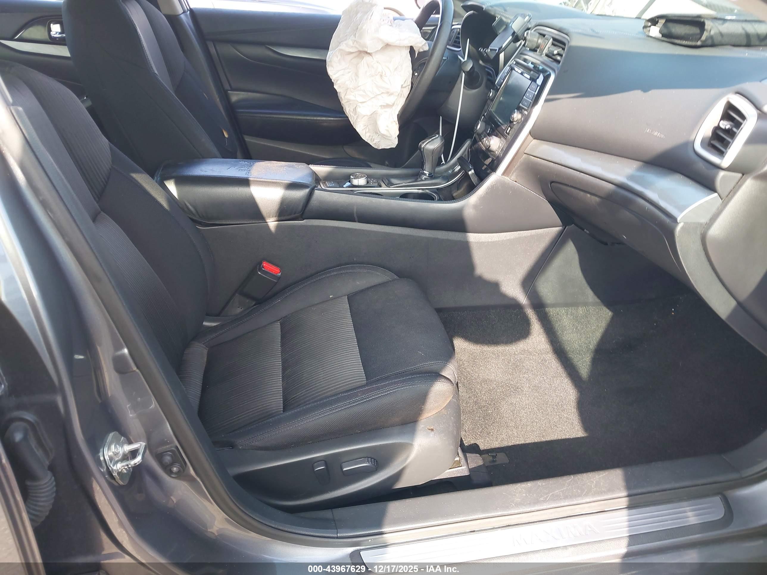 NISSAN MAXIMA image 5