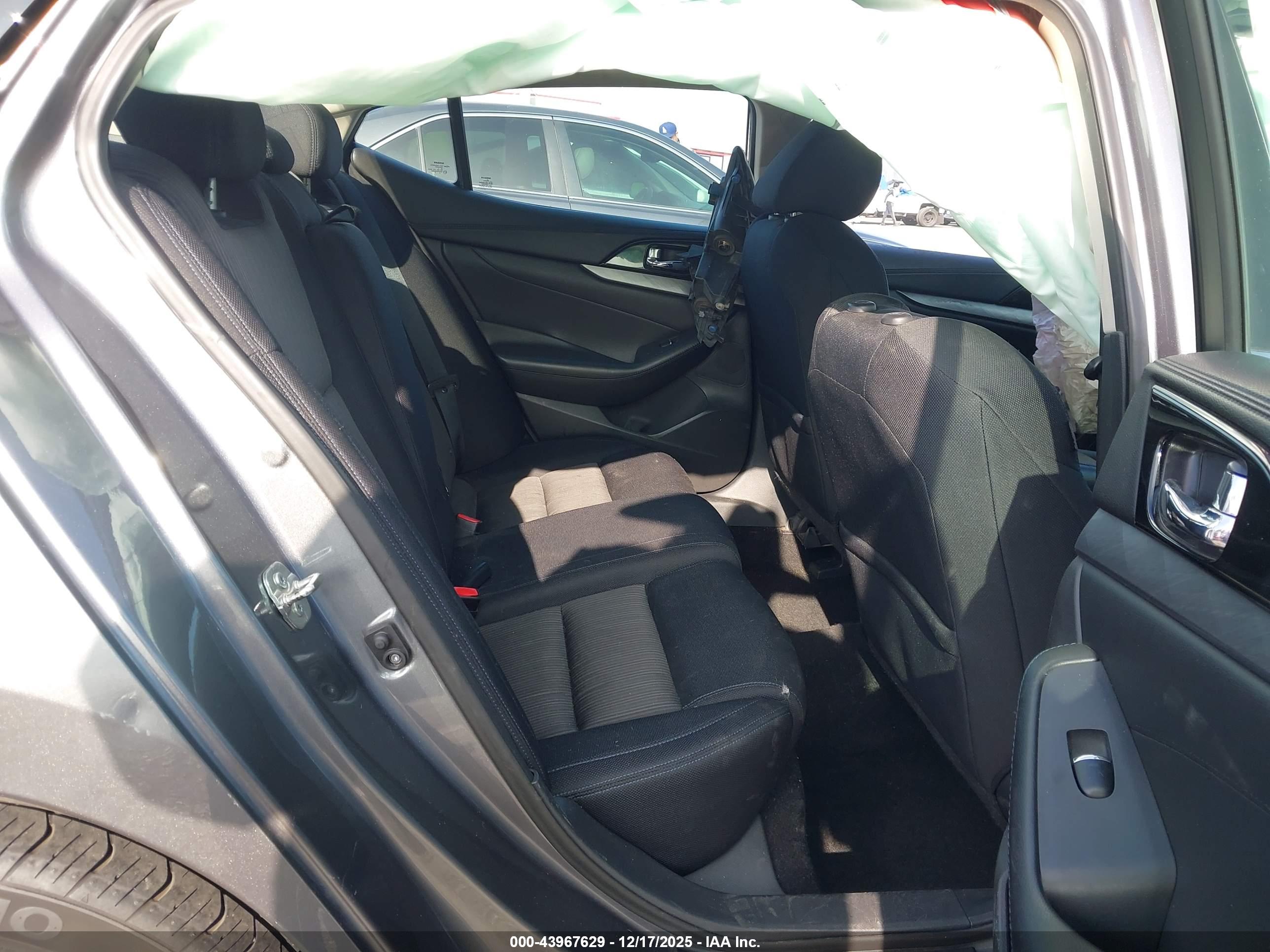 NISSAN MAXIMA image 8