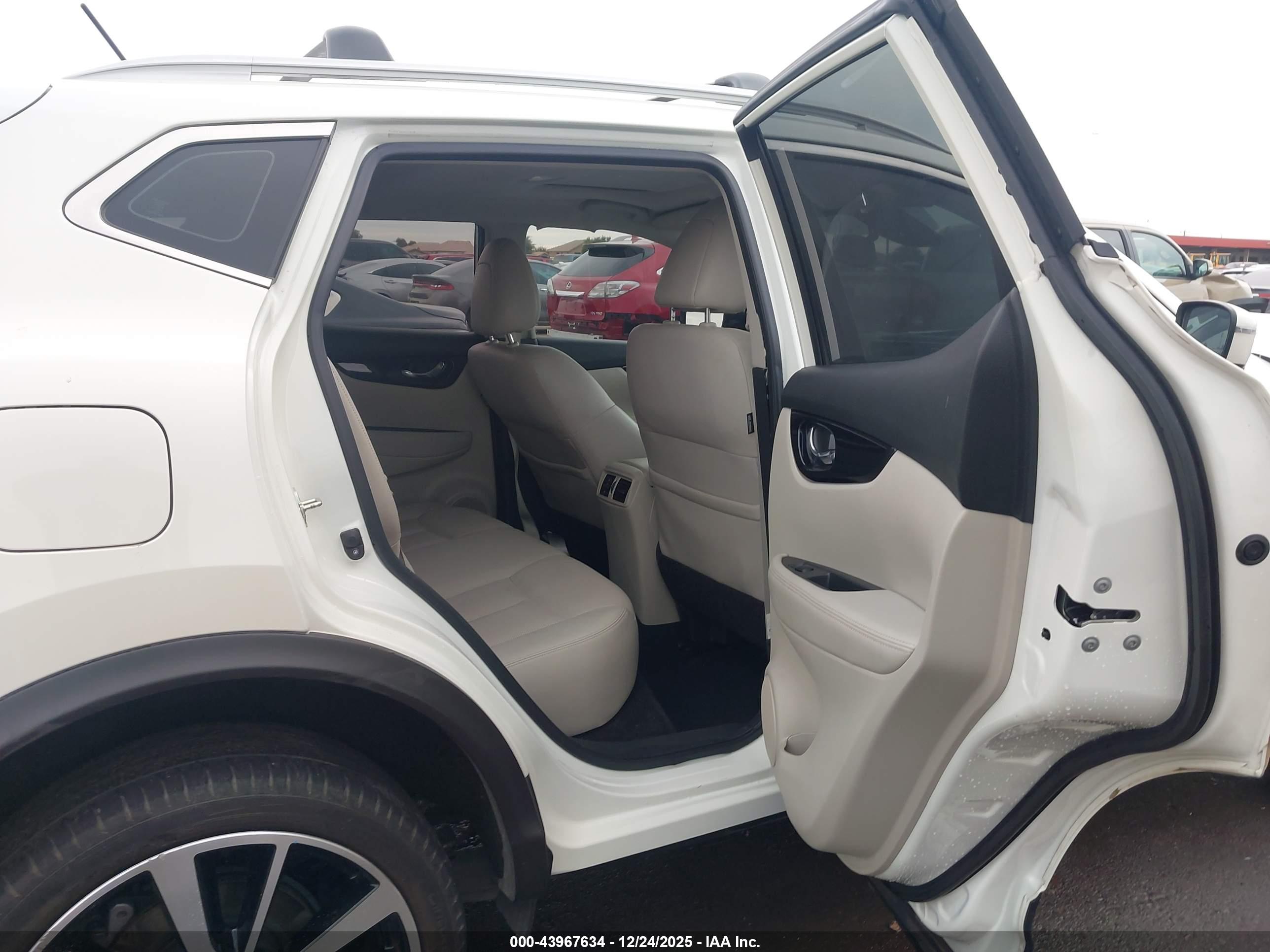 NISSAN ROGUE image 8