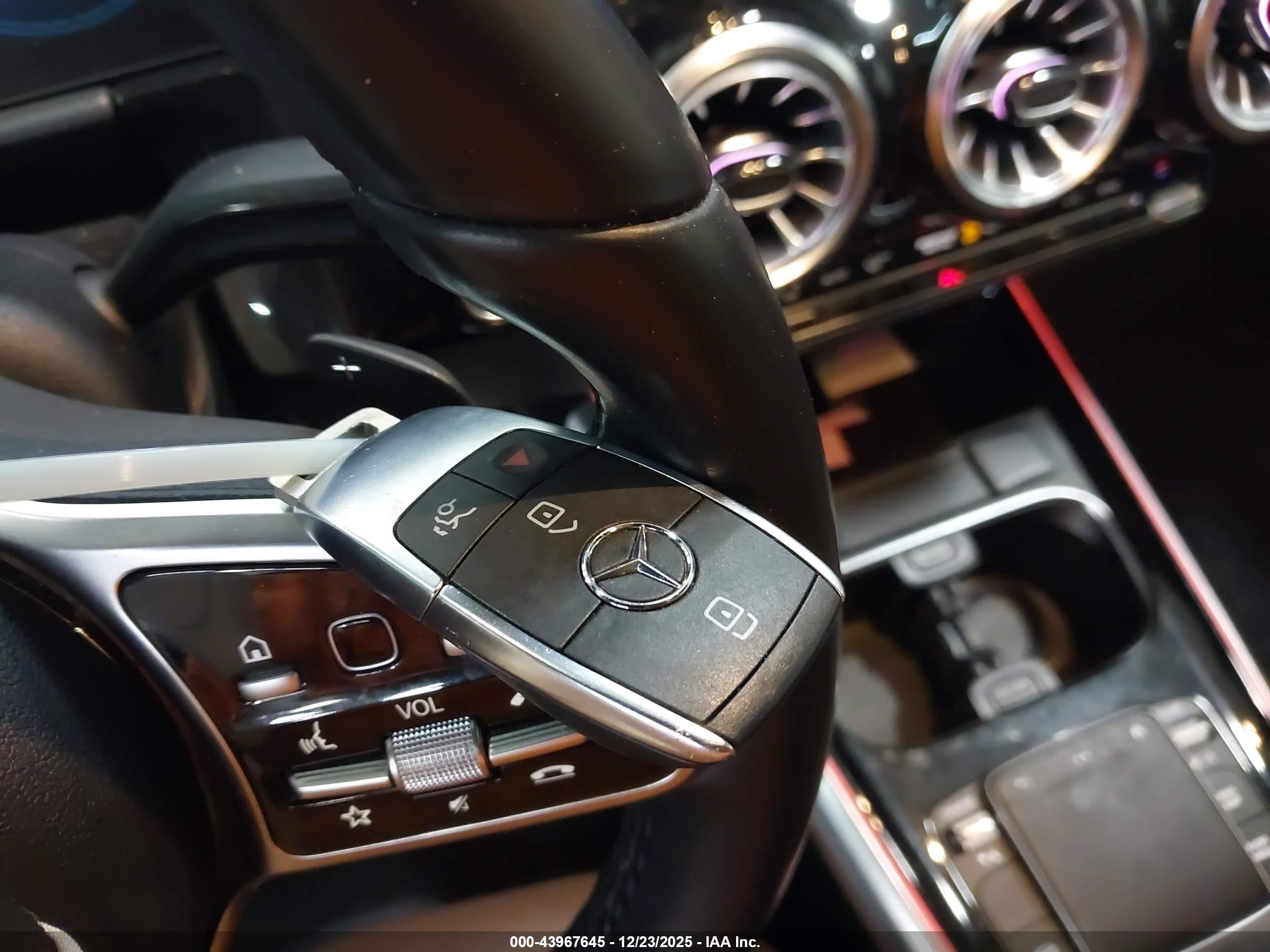 MERCEDES-BENZ GLA image 11