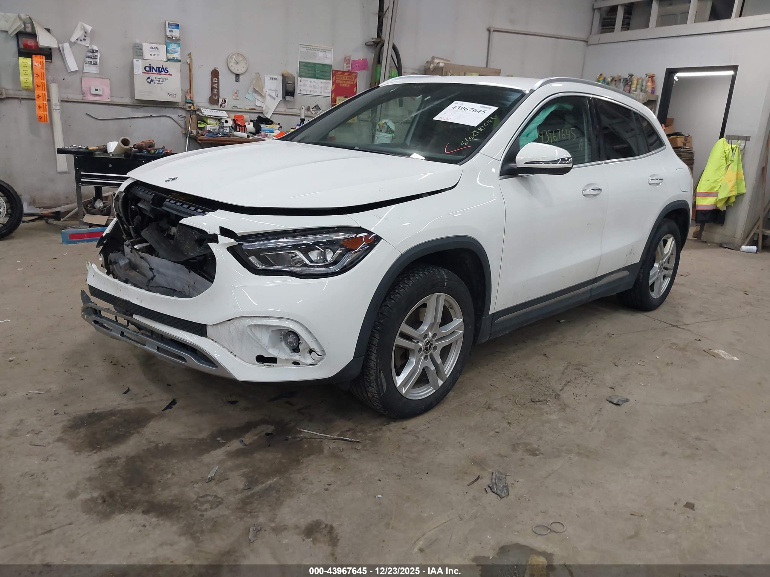 MERCEDES-BENZ GLA image 2