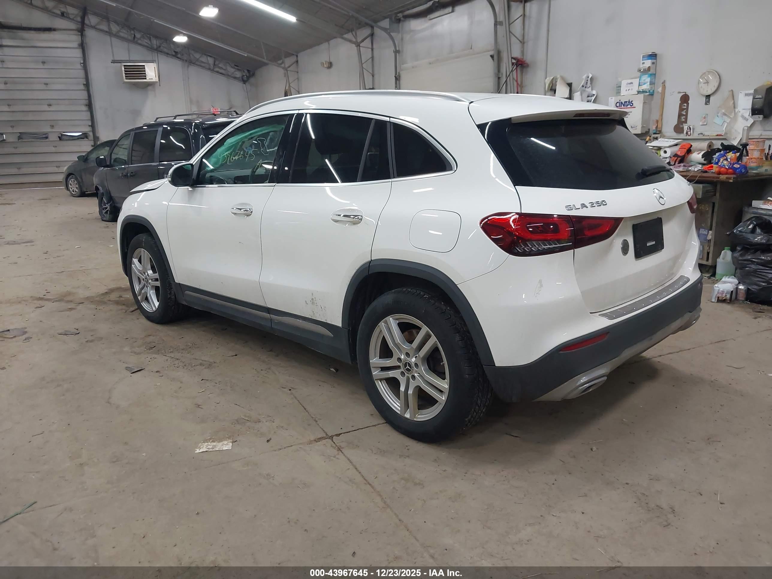 MERCEDES-BENZ GLA image 3
