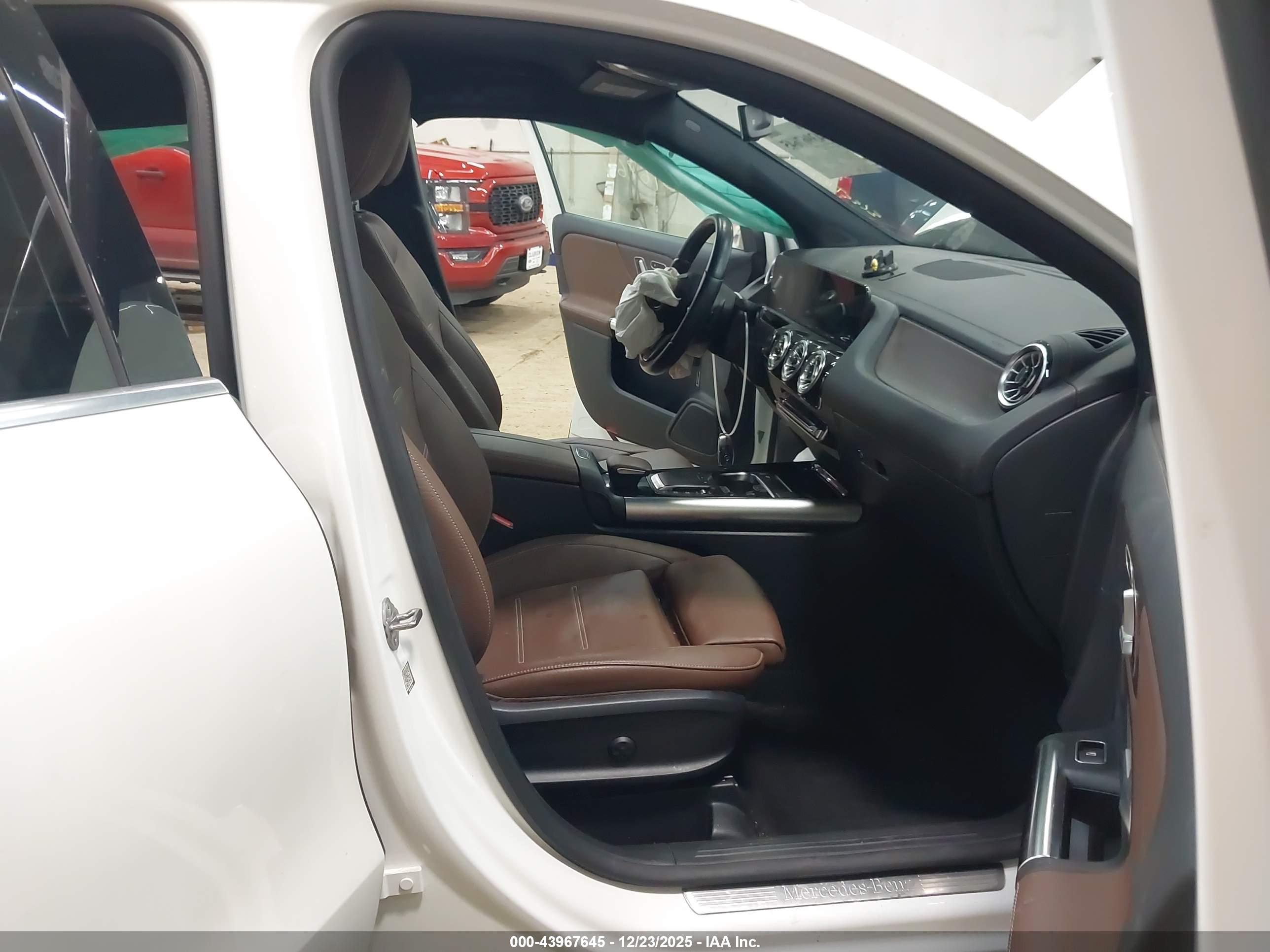 MERCEDES-BENZ GLA image 5