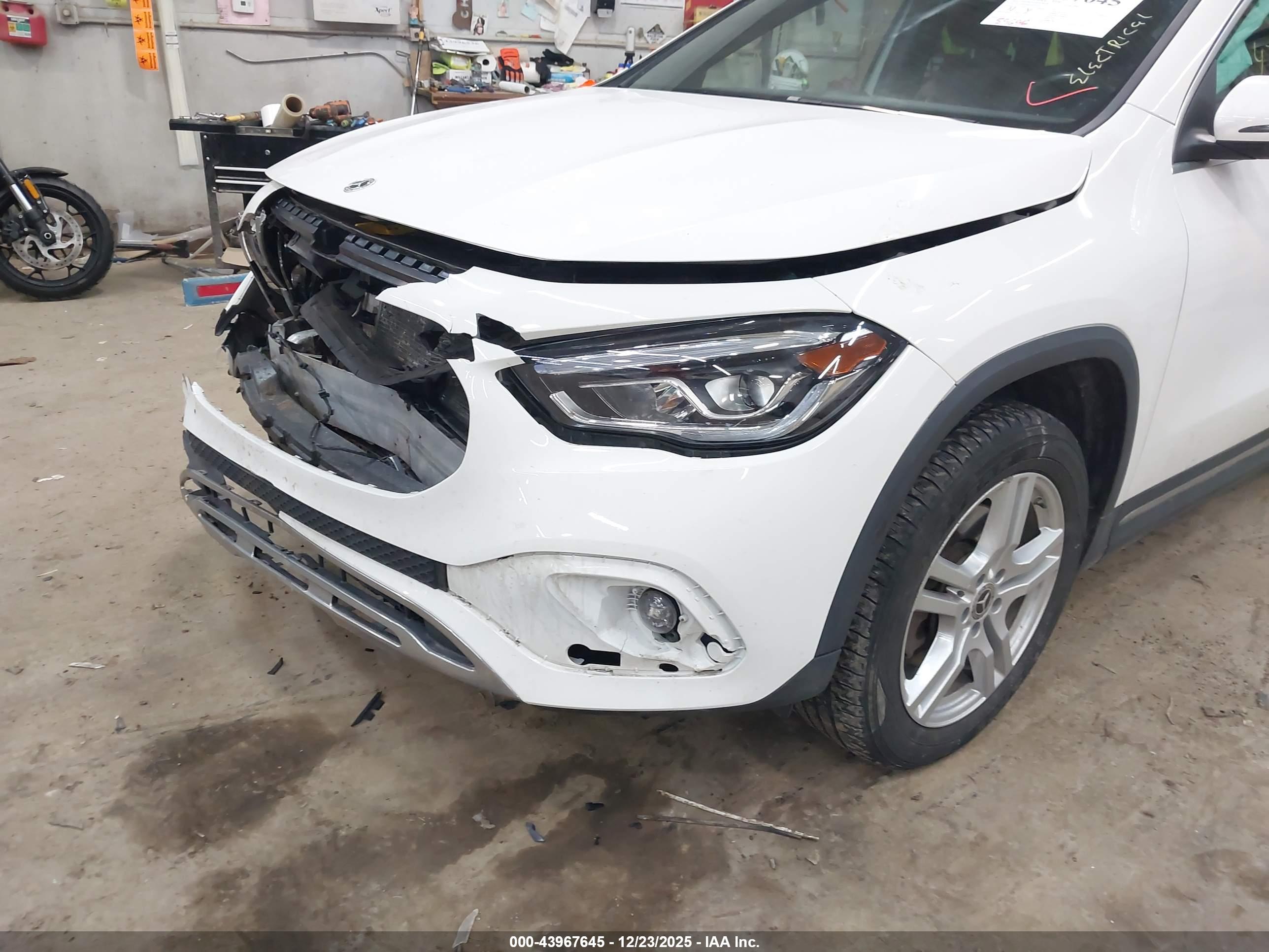 MERCEDES-BENZ GLA image 6
