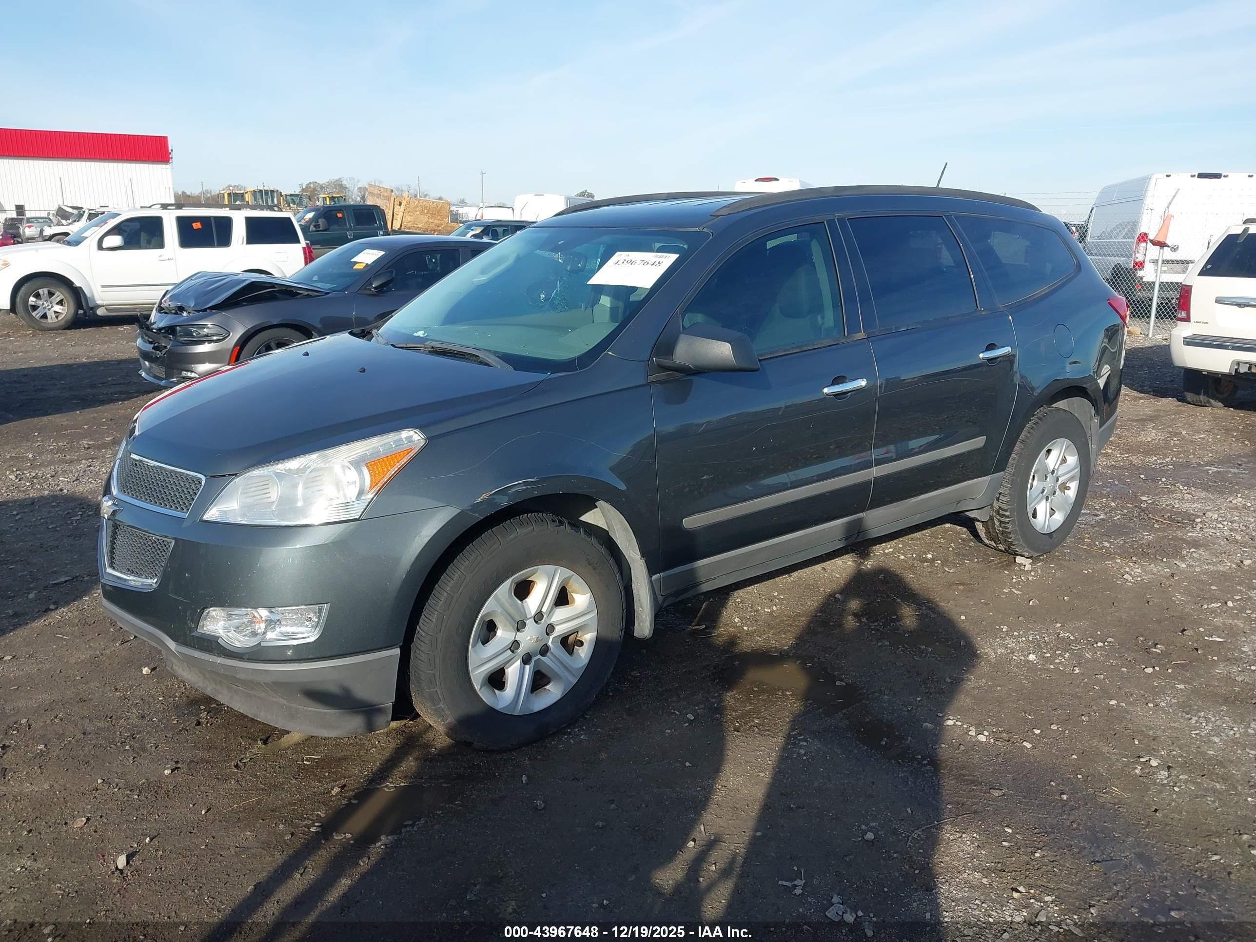 CHEVROLET TRAVERSE image 2