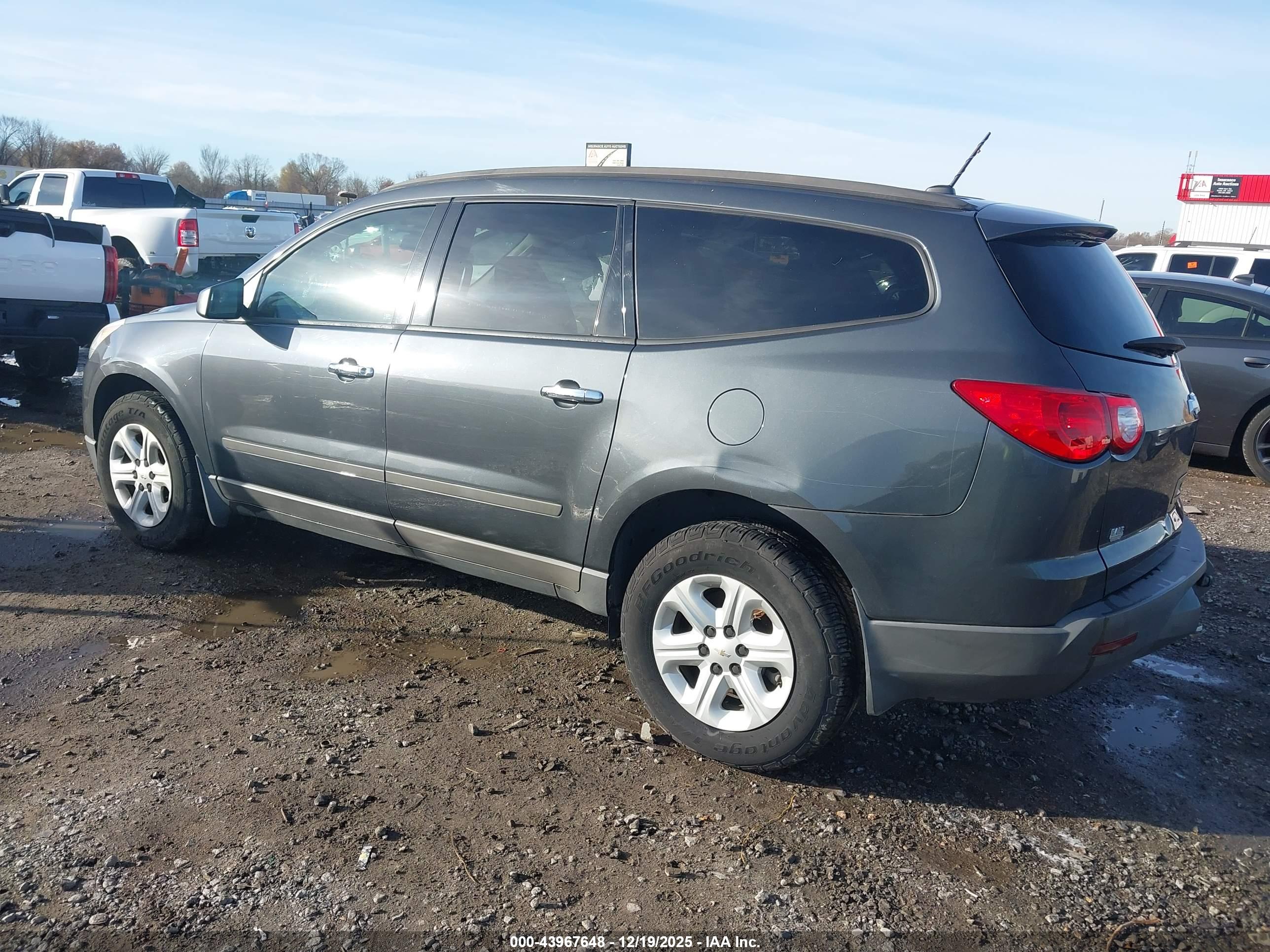 CHEVROLET TRAVERSE image 3