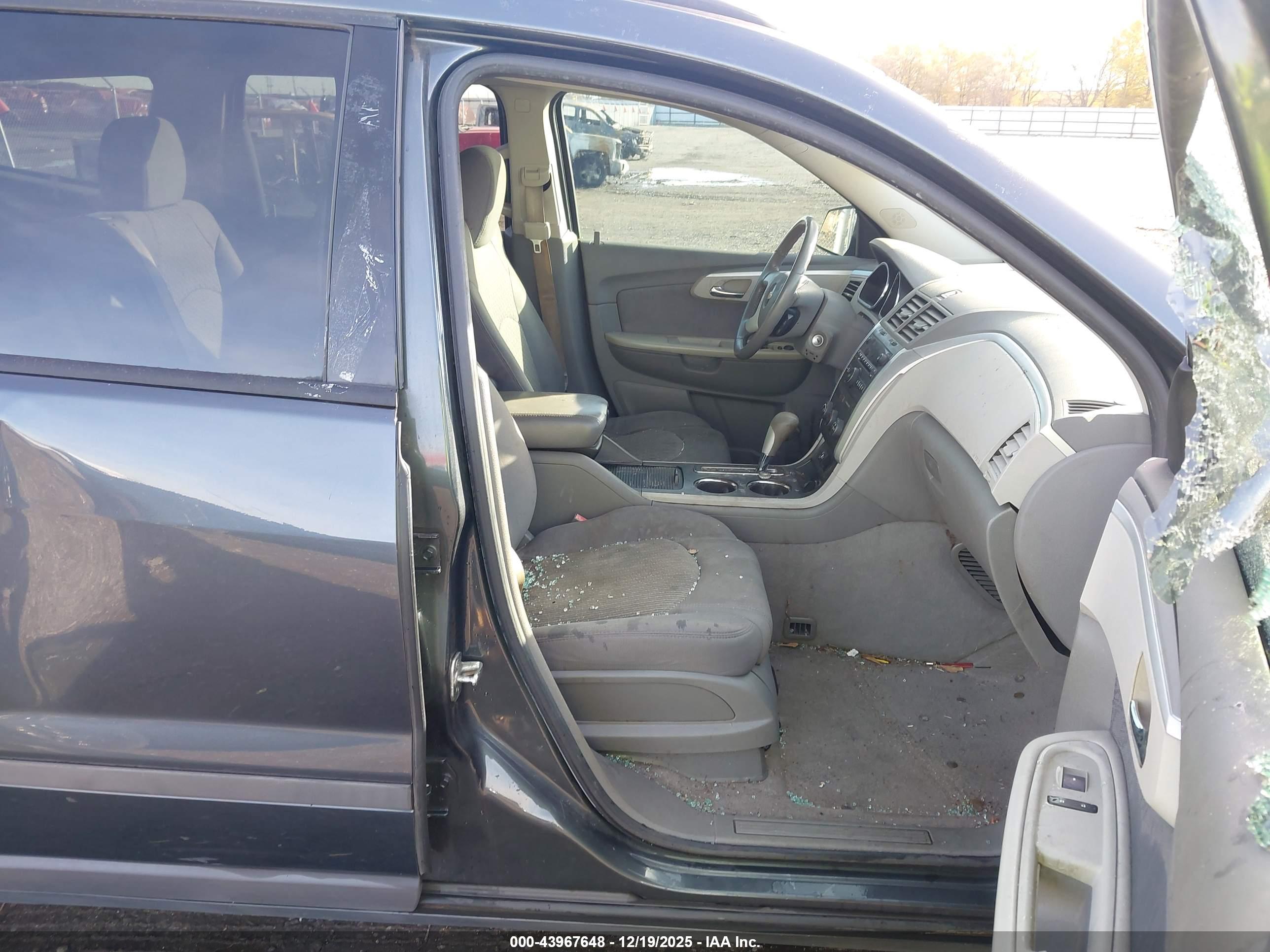 CHEVROLET TRAVERSE image 5