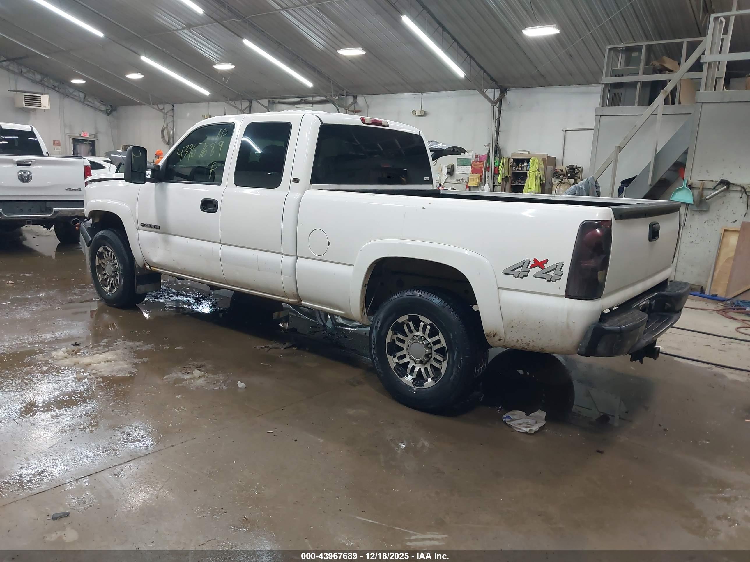 CHEVROLET SILVERADO image 3