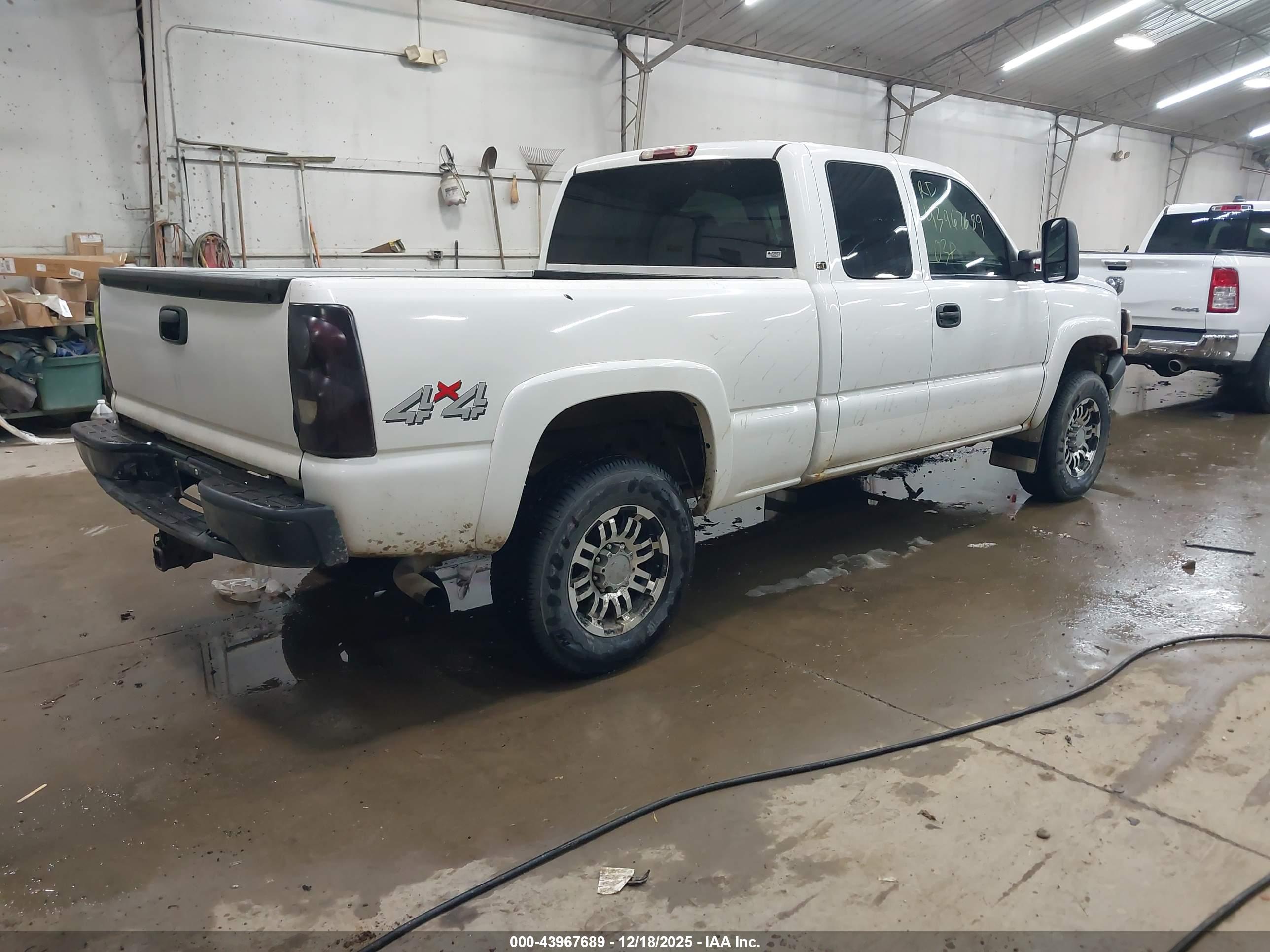 CHEVROLET SILVERADO image 4