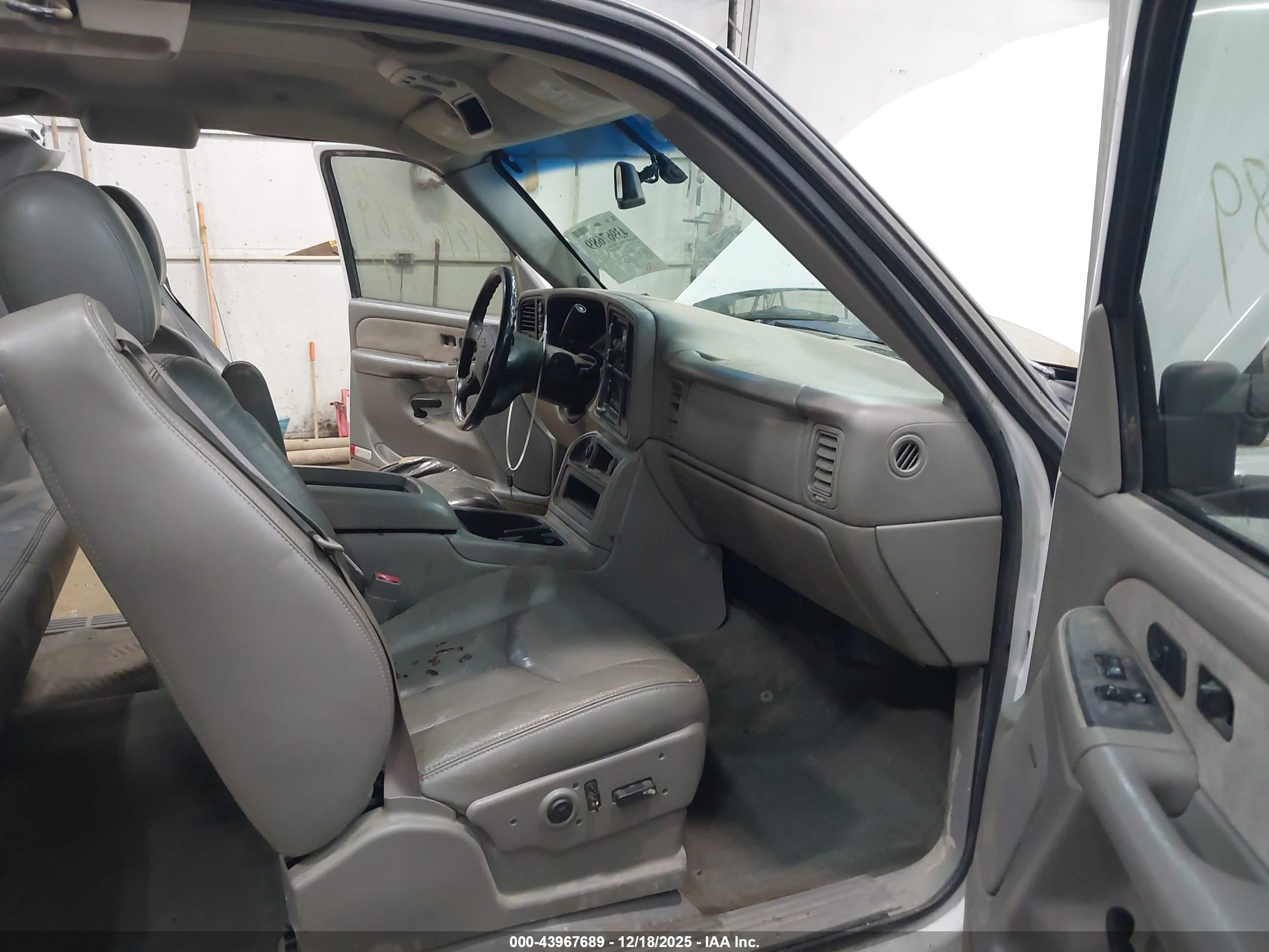 CHEVROLET SILVERADO image 5
