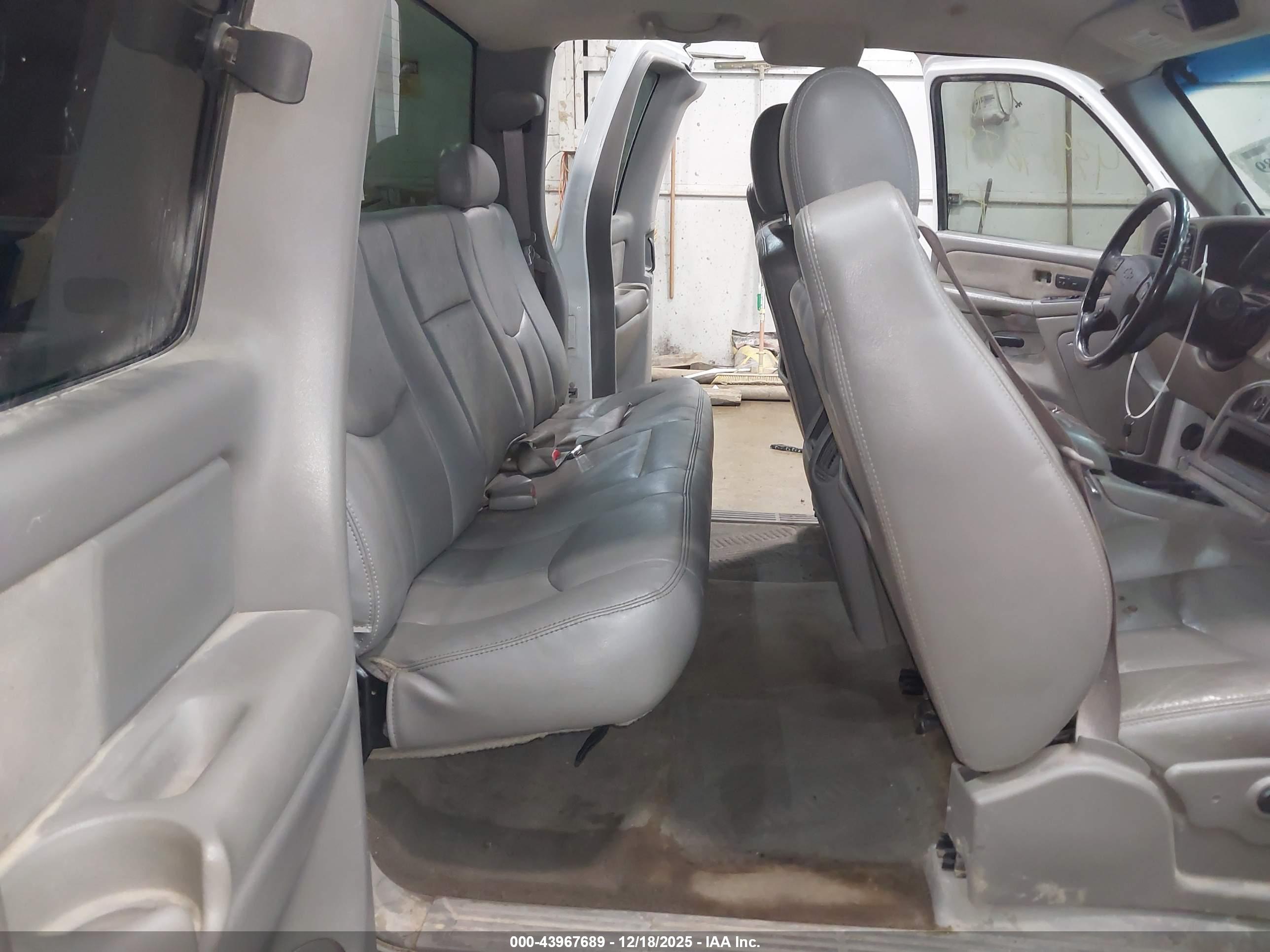 CHEVROLET SILVERADO image 8