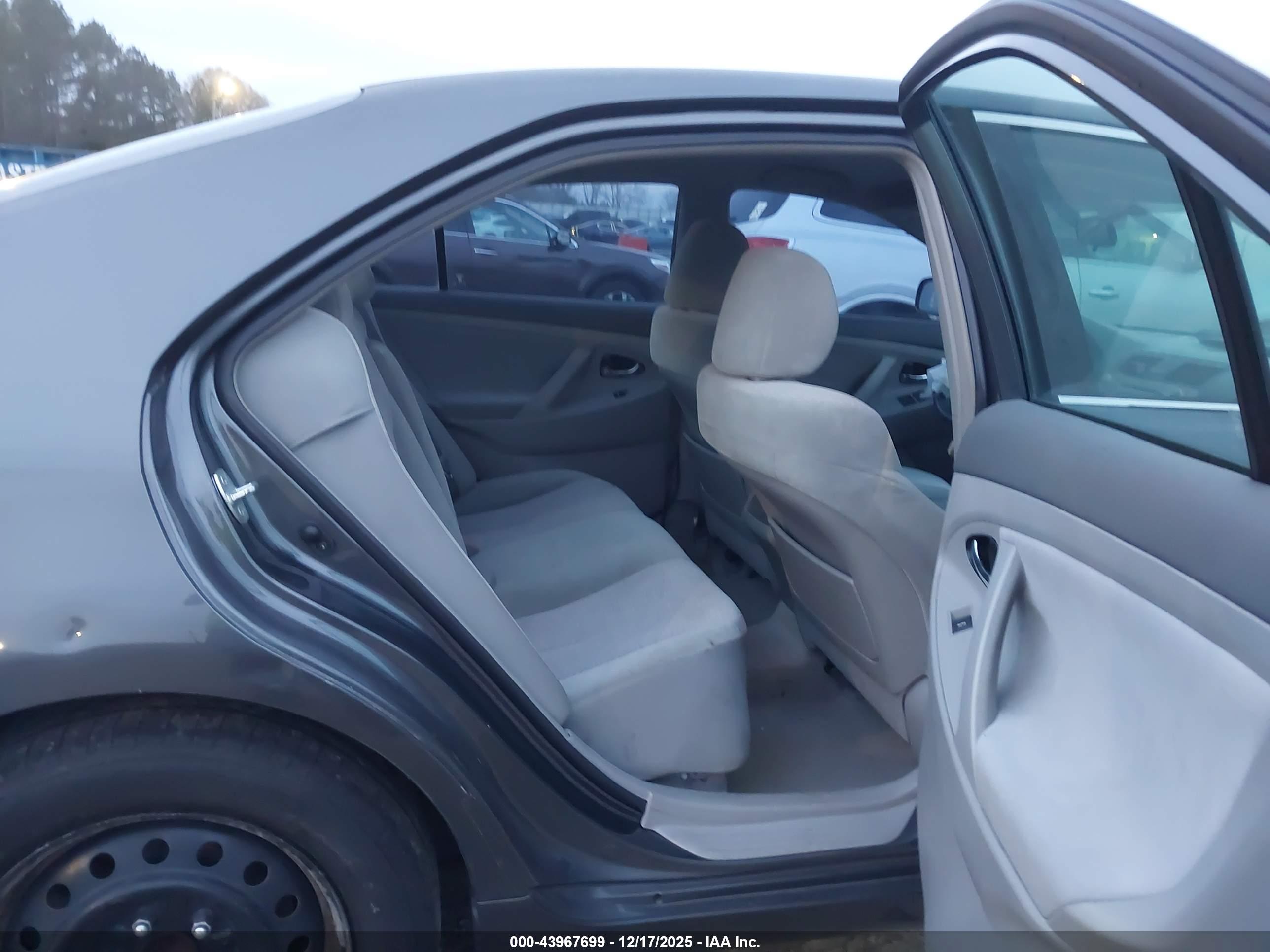 TOYOTA CAMRY image 8