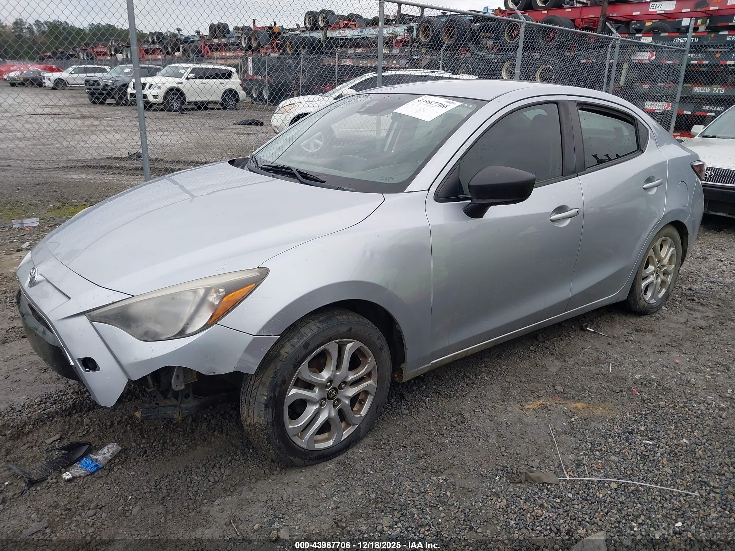 TOYOTA YARIS image 2