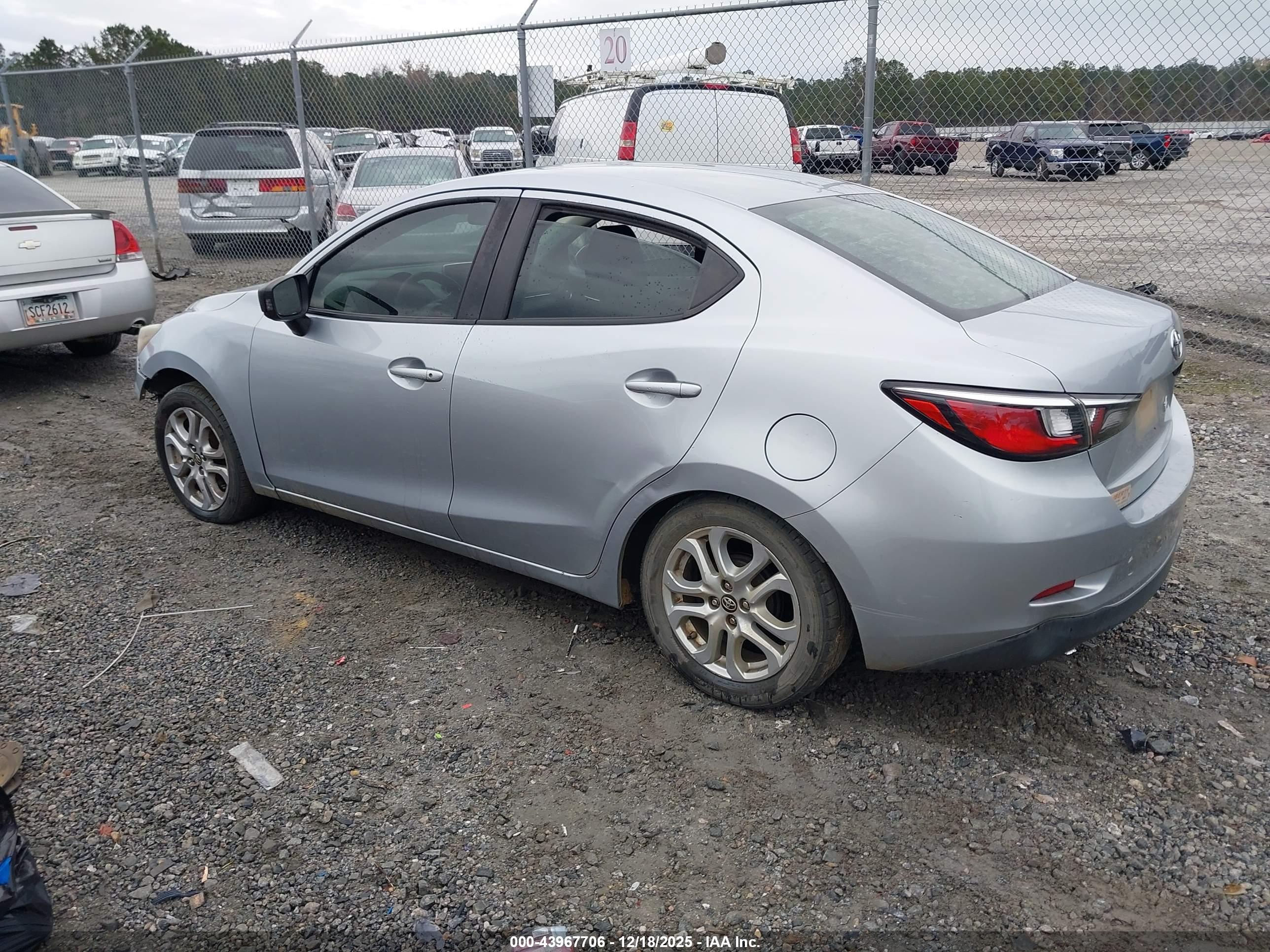 TOYOTA YARIS image 3