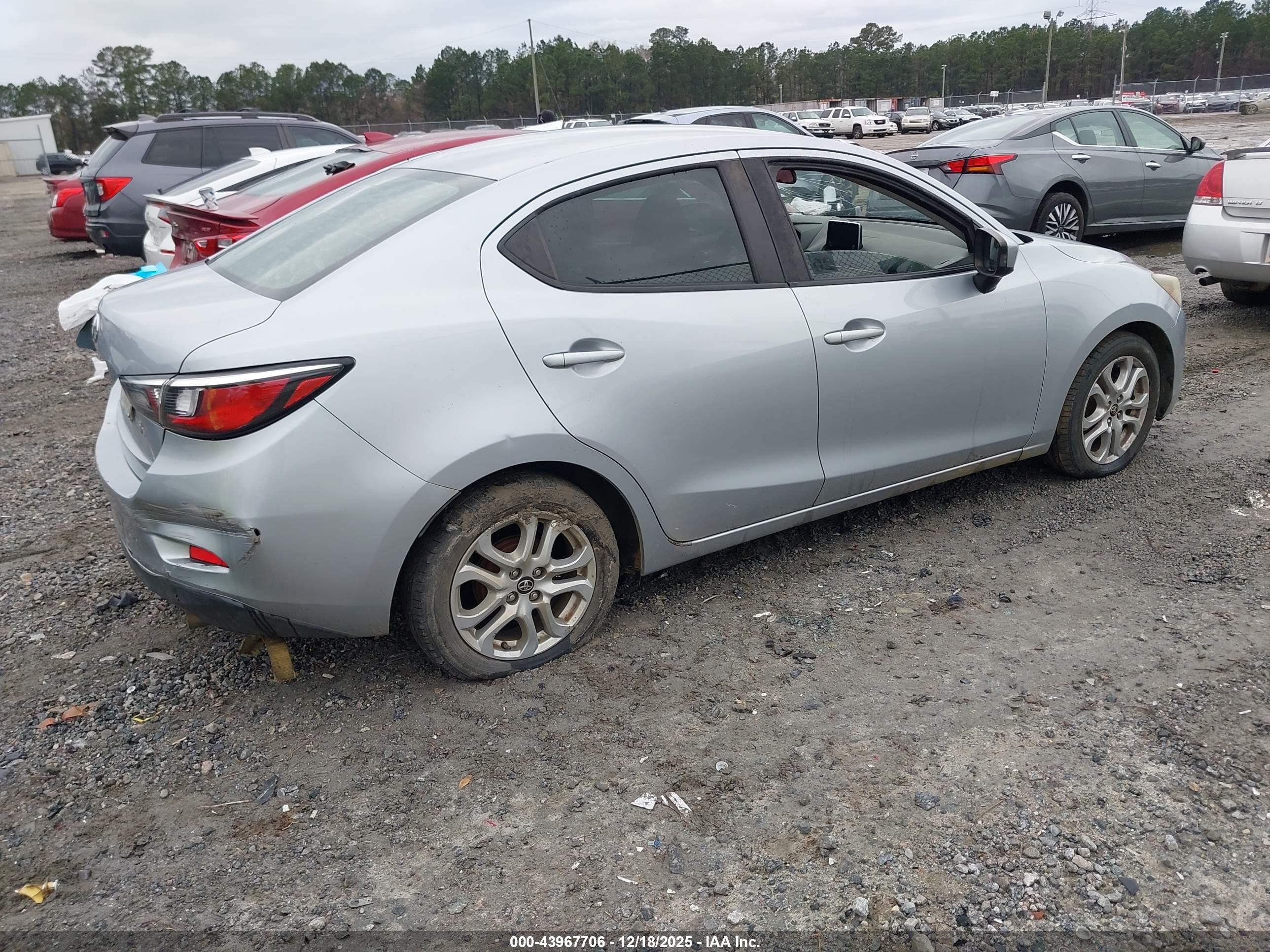 TOYOTA YARIS image 4