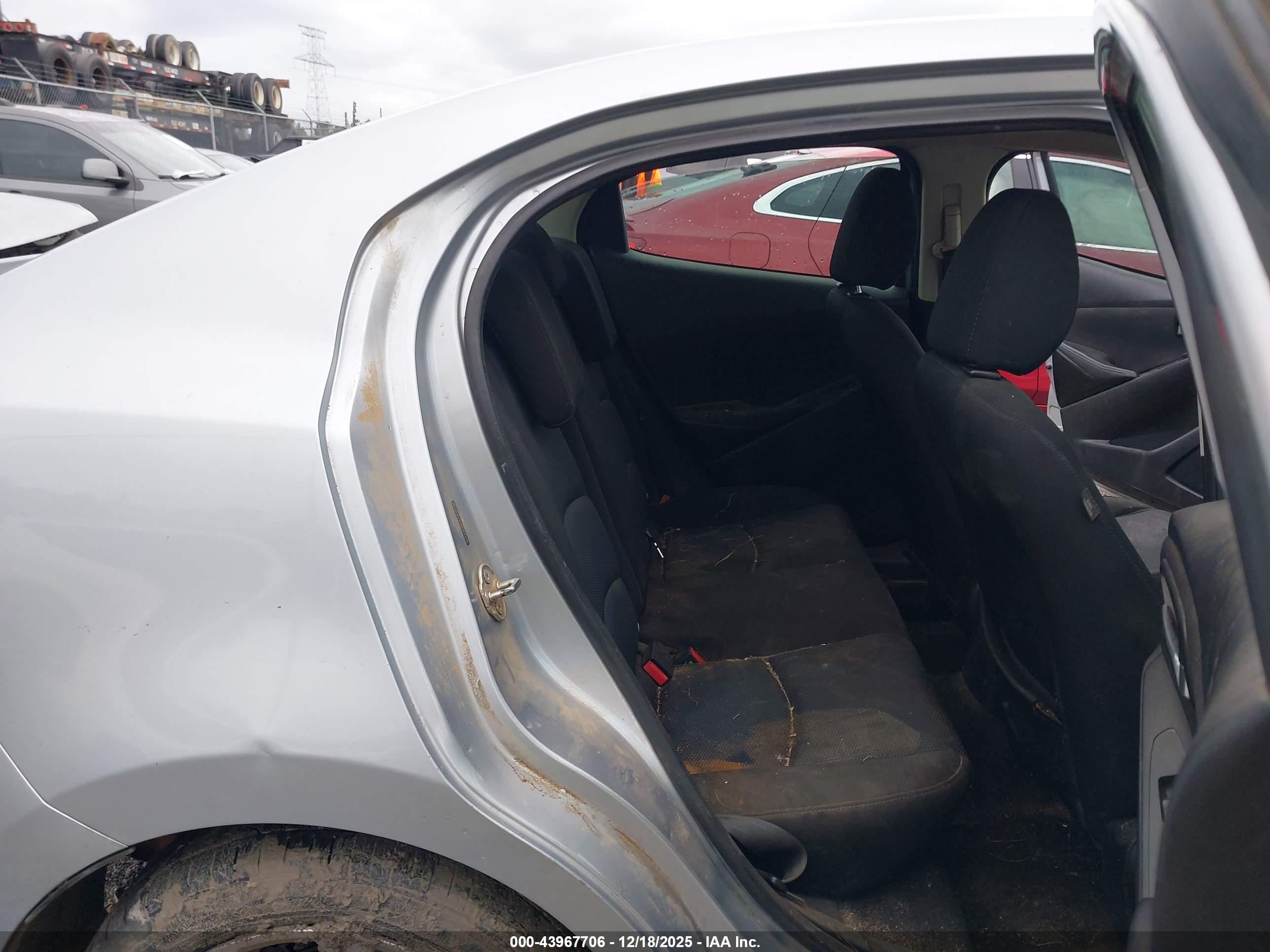 TOYOTA YARIS image 8