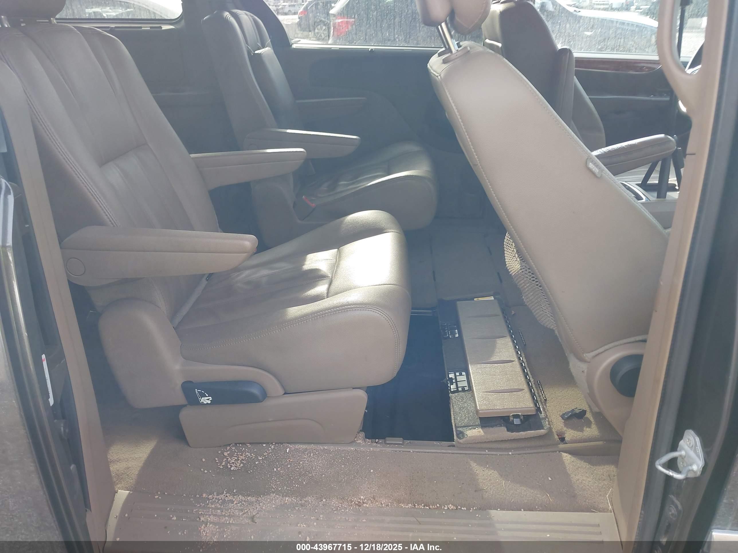 CHRYSLER TOWN image 8