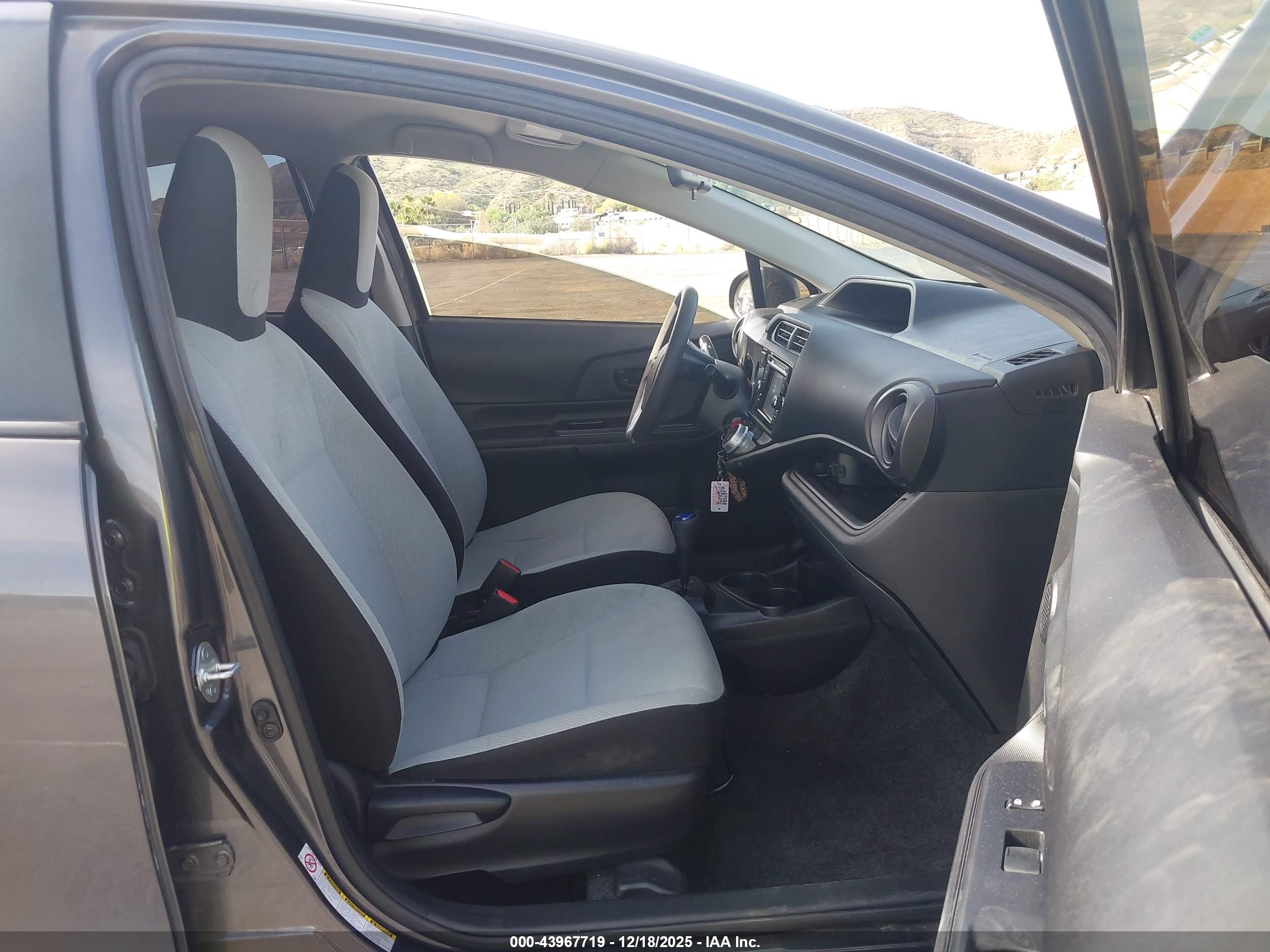 TOYOTA PRIUS image 5