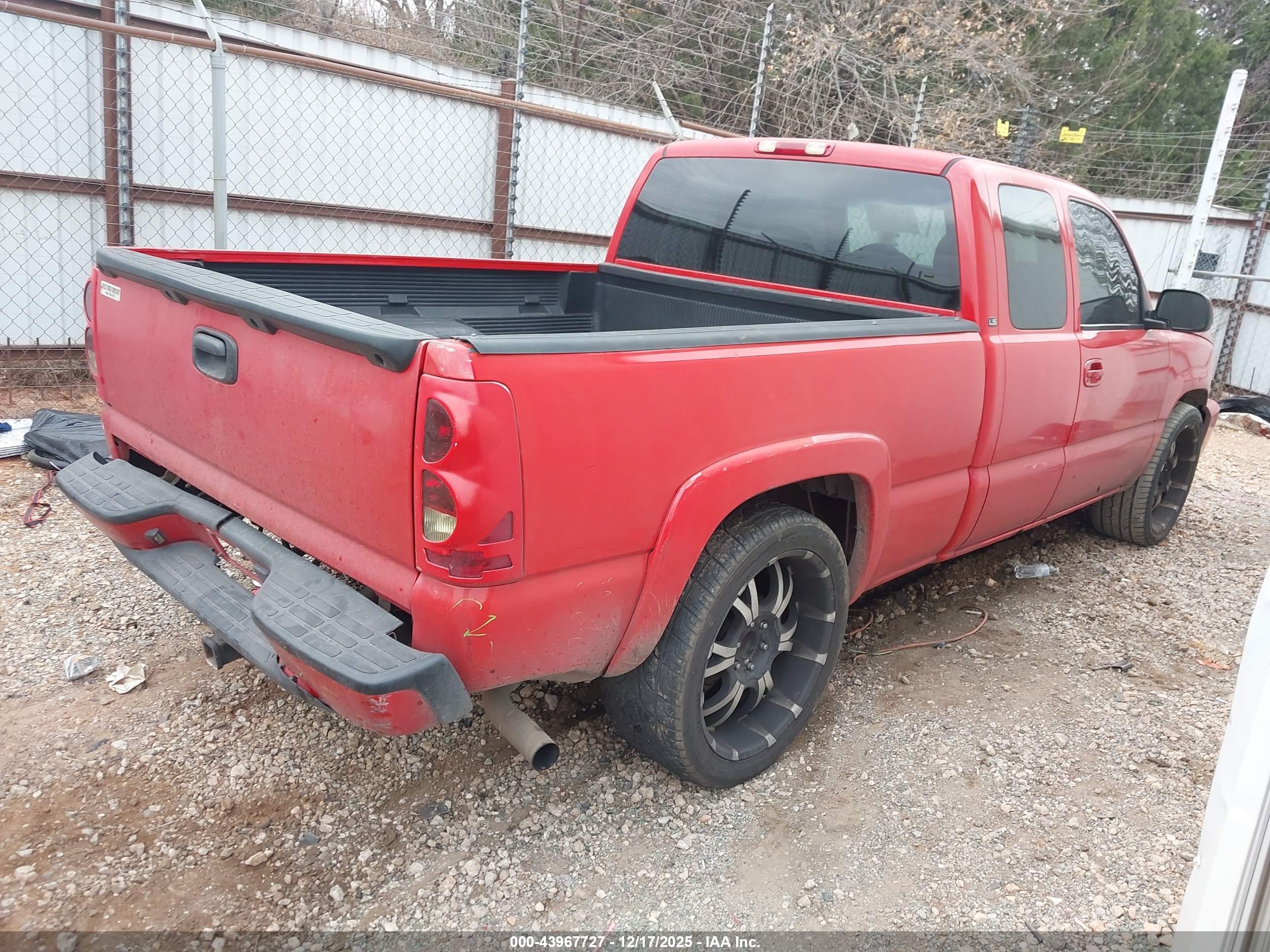 CHEVROLET SILVERADO image 4