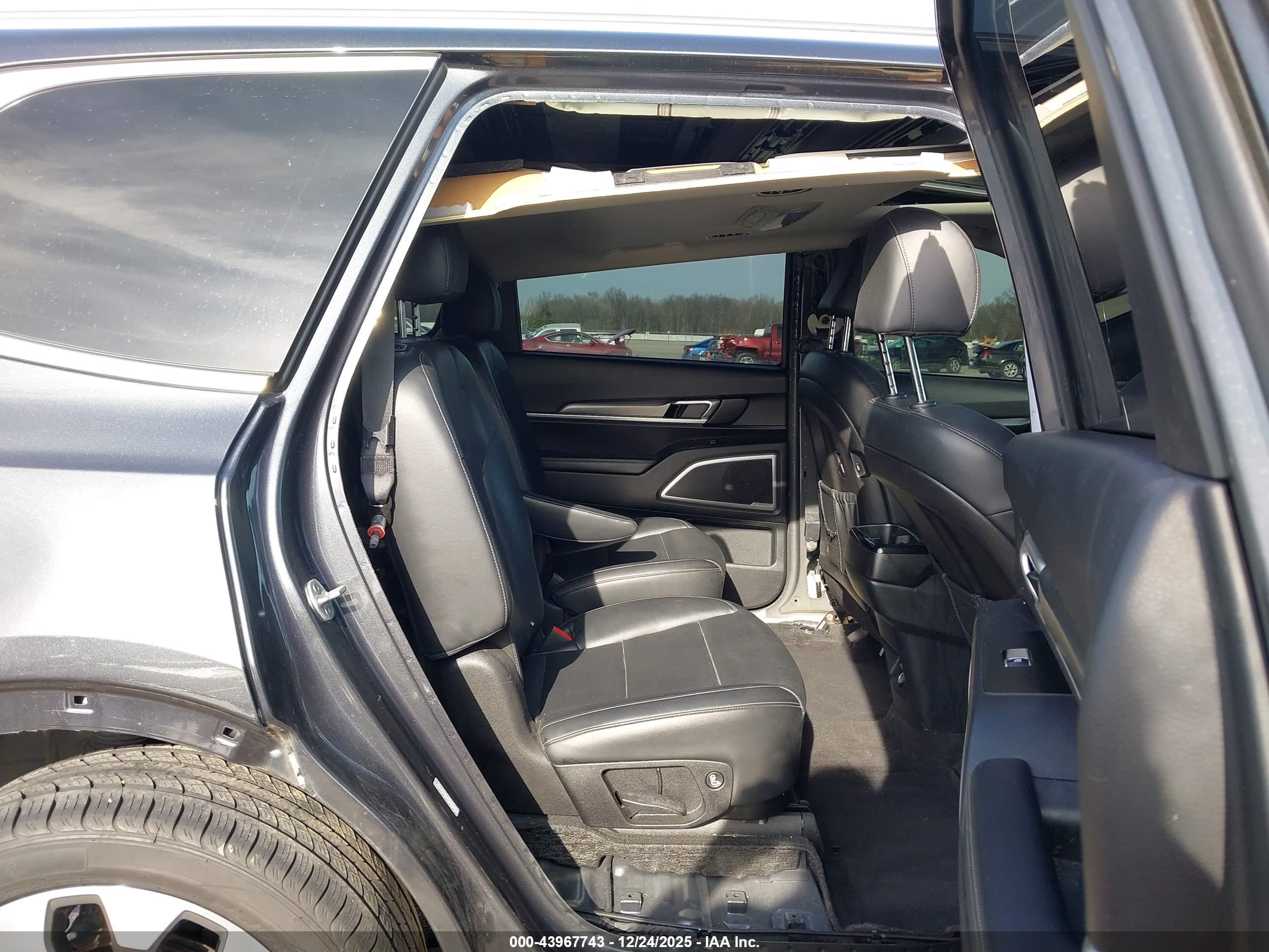 KIA TELLURIDE image 8