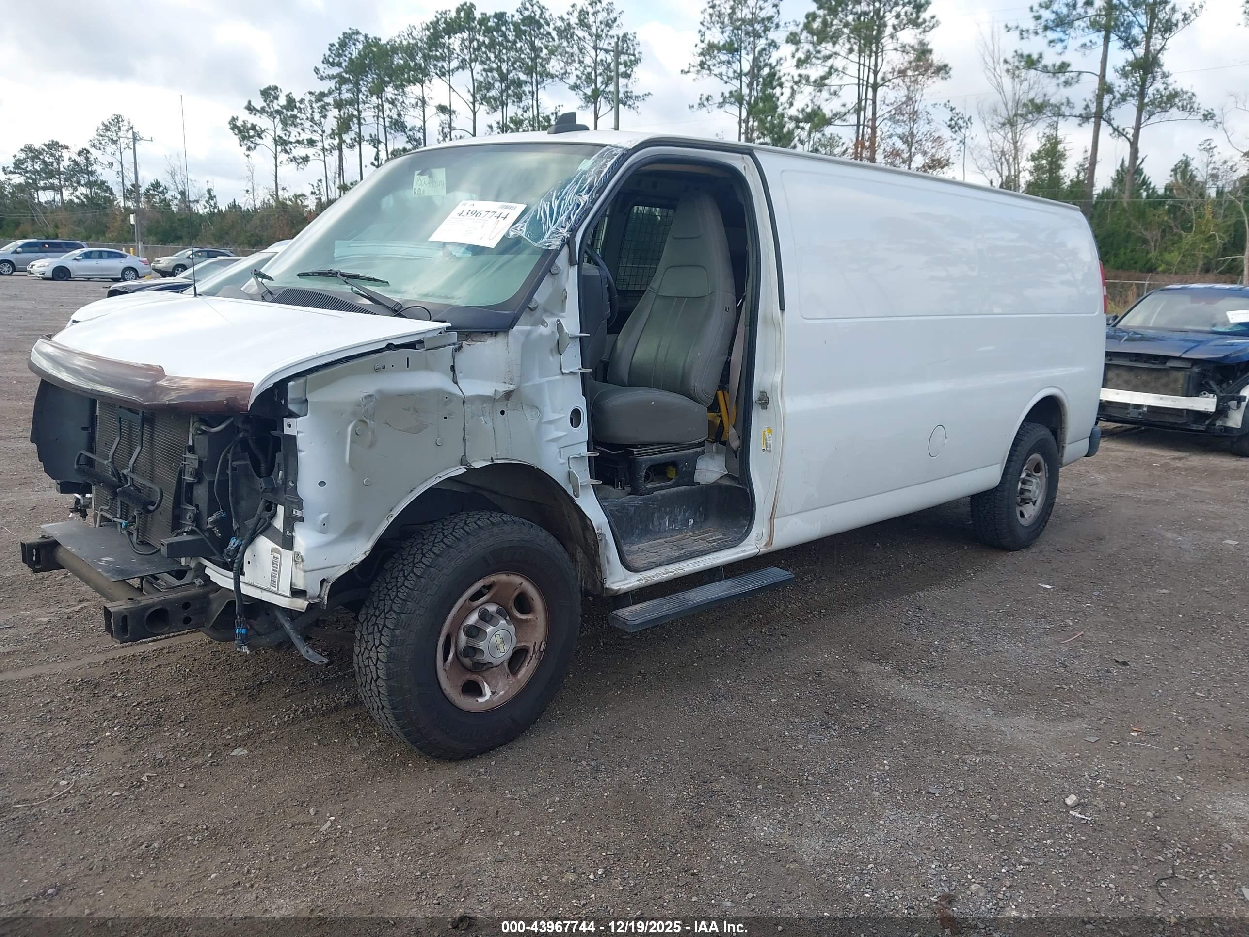 CHEVROLET EXPRESS image 2