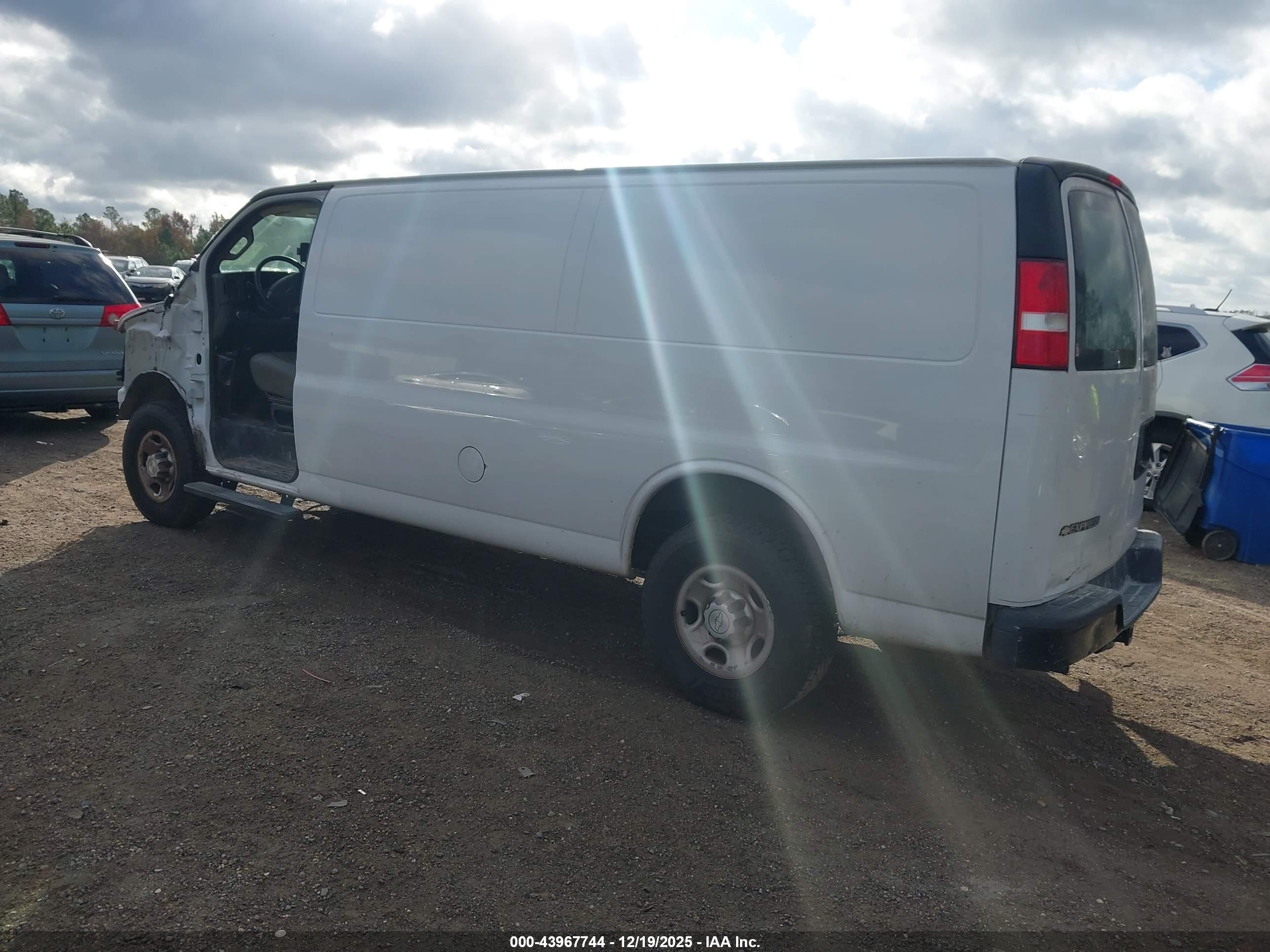 CHEVROLET EXPRESS image 3
