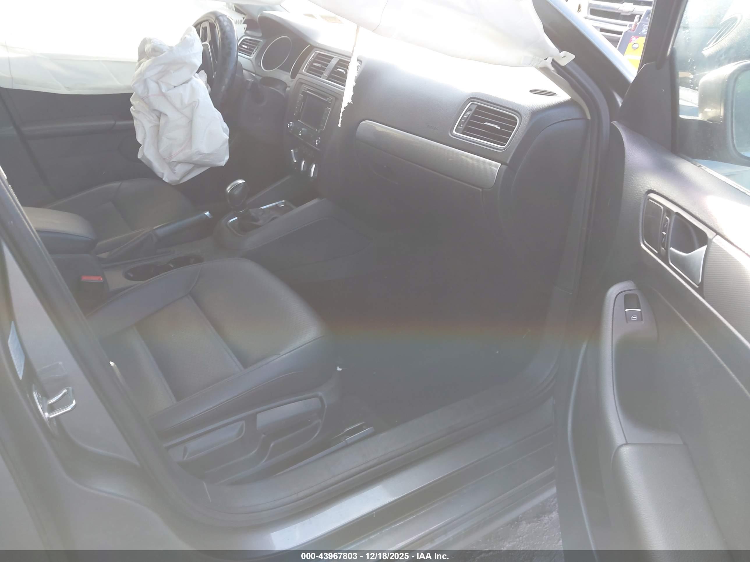 VOLKSWAGEN JETTA image 5