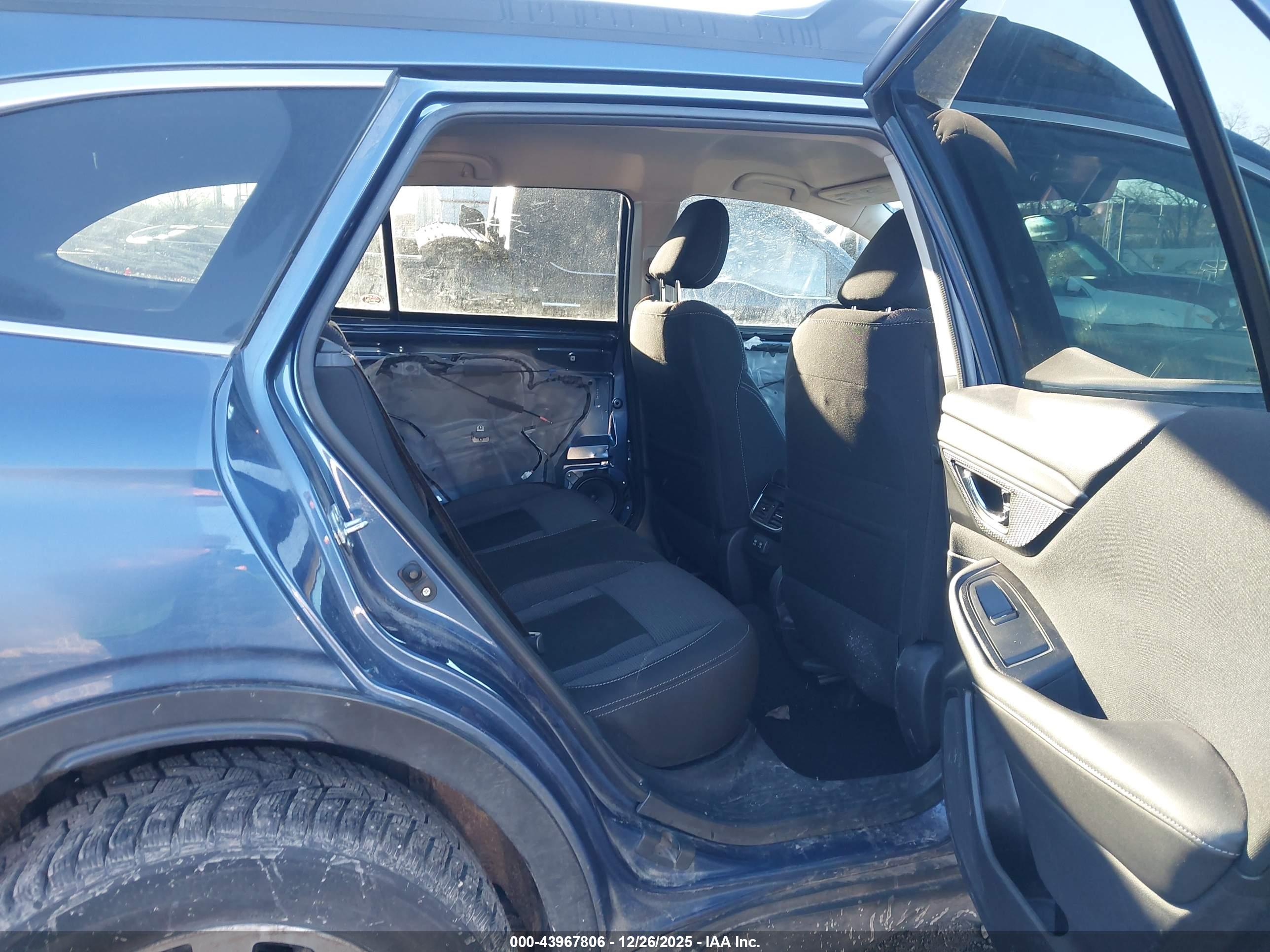 SUBARU OUTBACK image 8