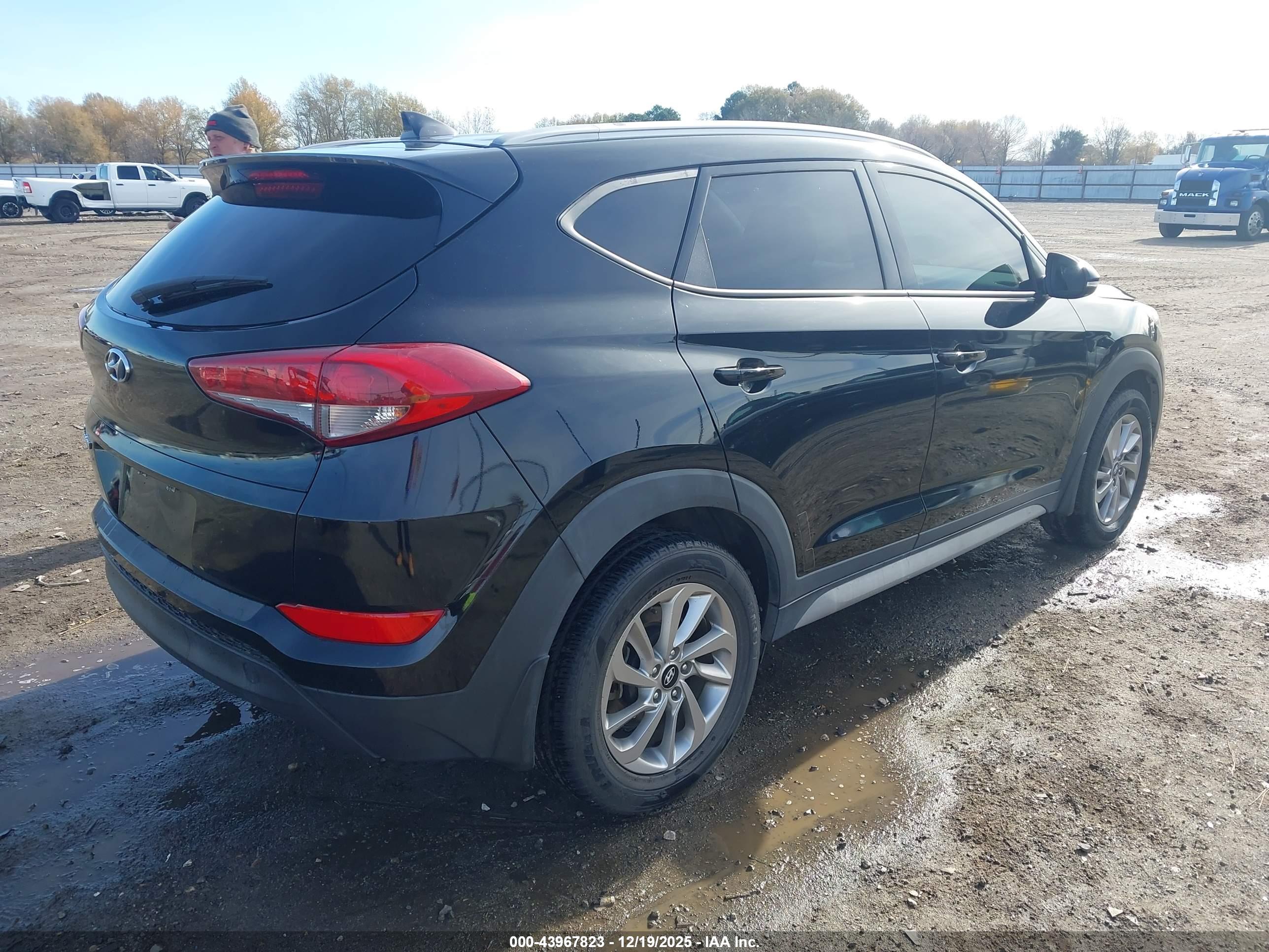 HYUNDAI TUCSON image 4