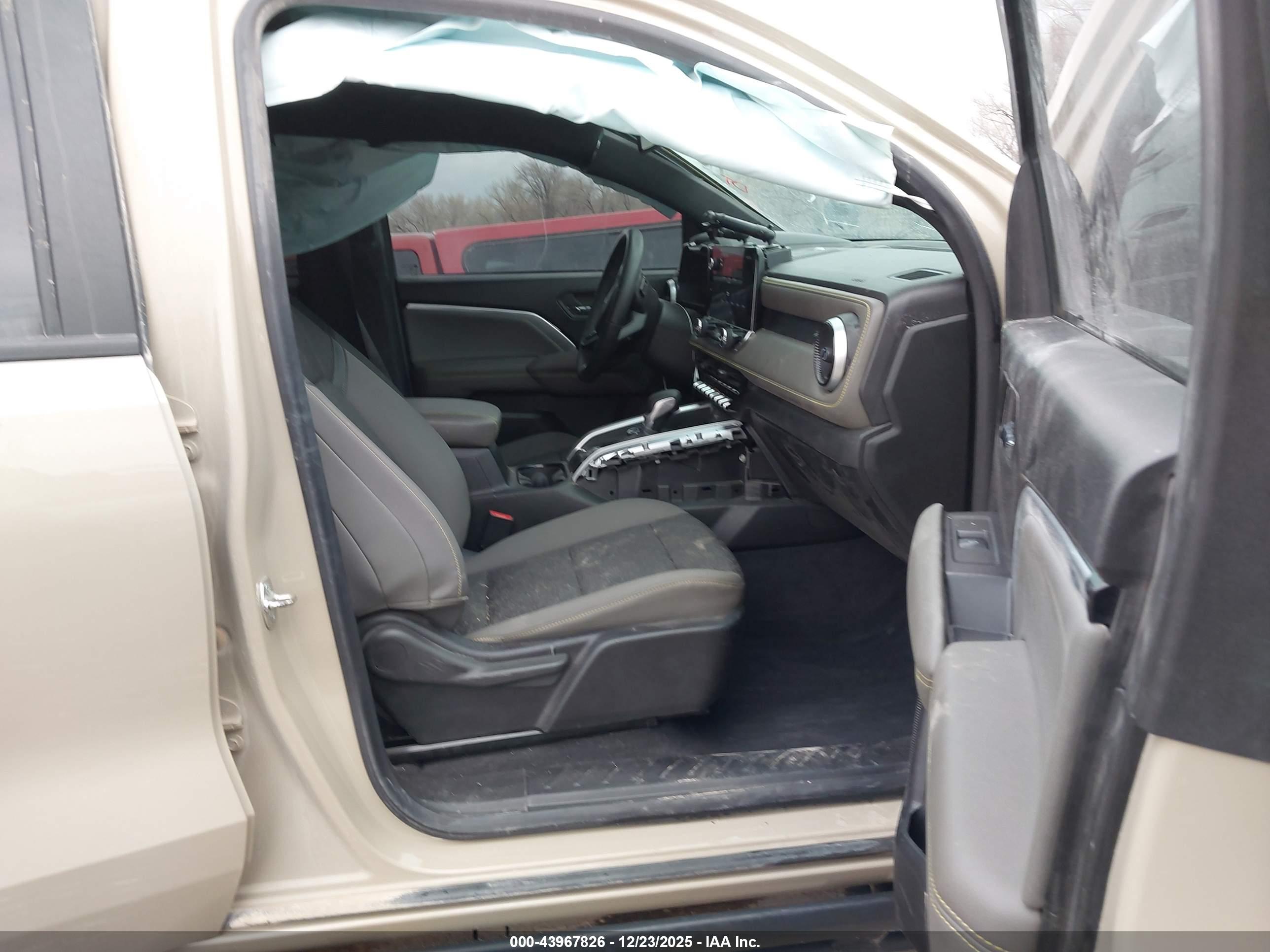 CHEVROLET COLORADO image 5