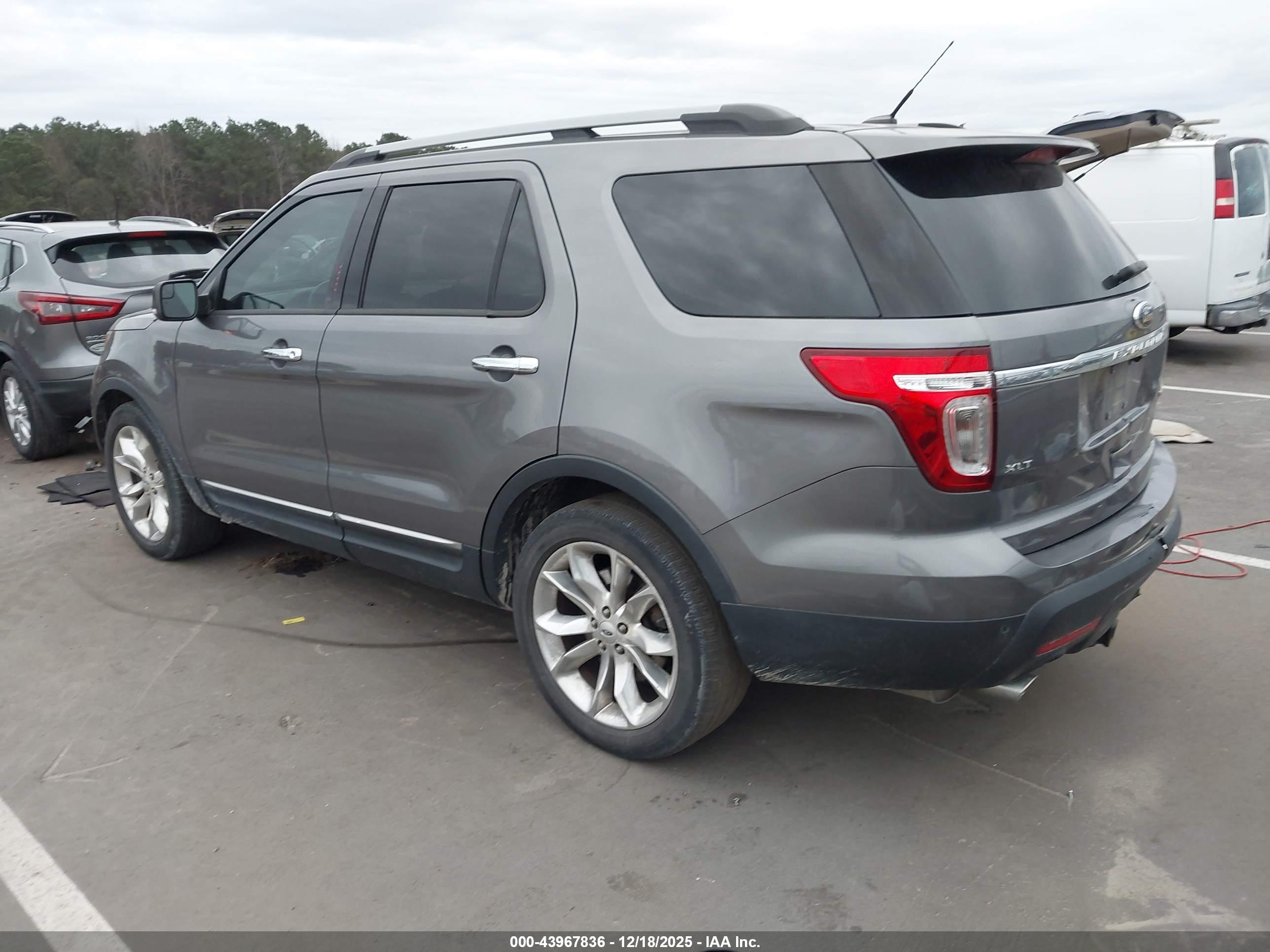 FORD EXPLORER image 3
