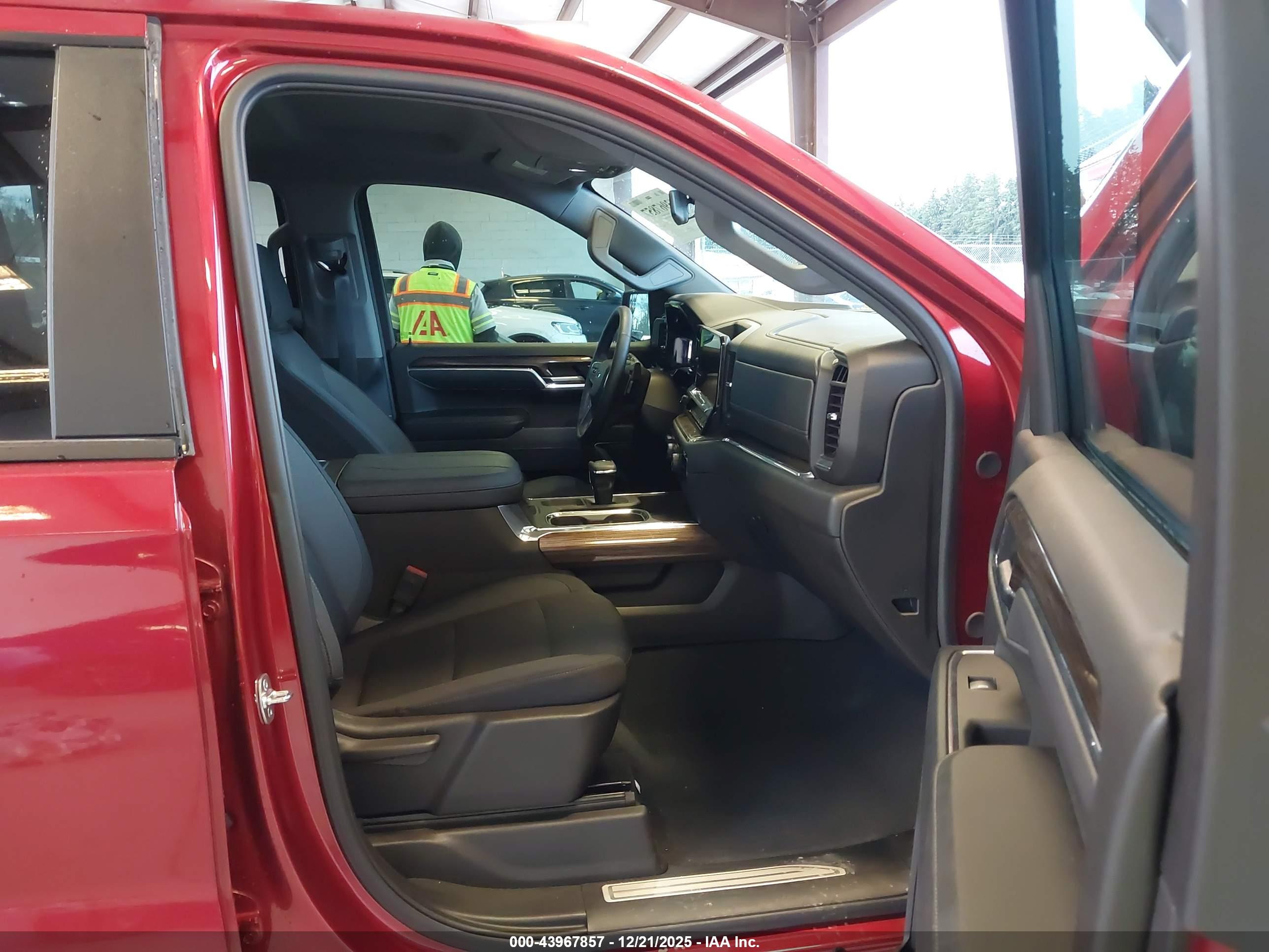 CHEVROLET SILVERADO image 5