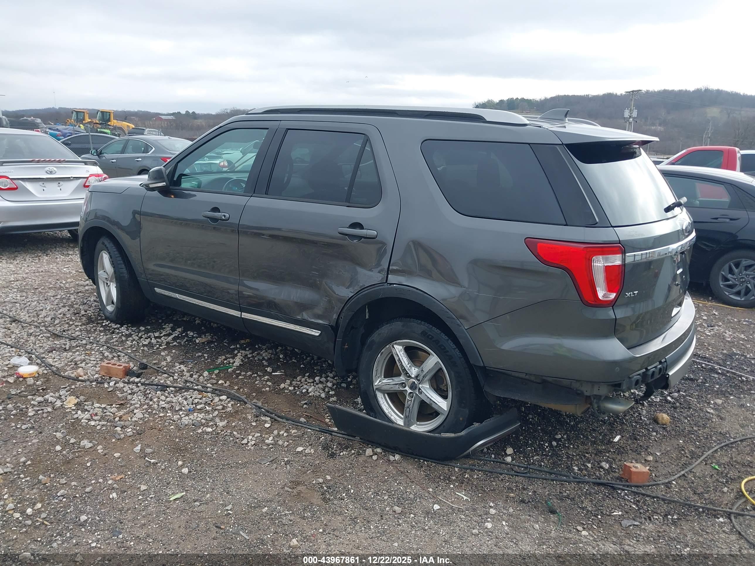 FORD EXPLORER image 3