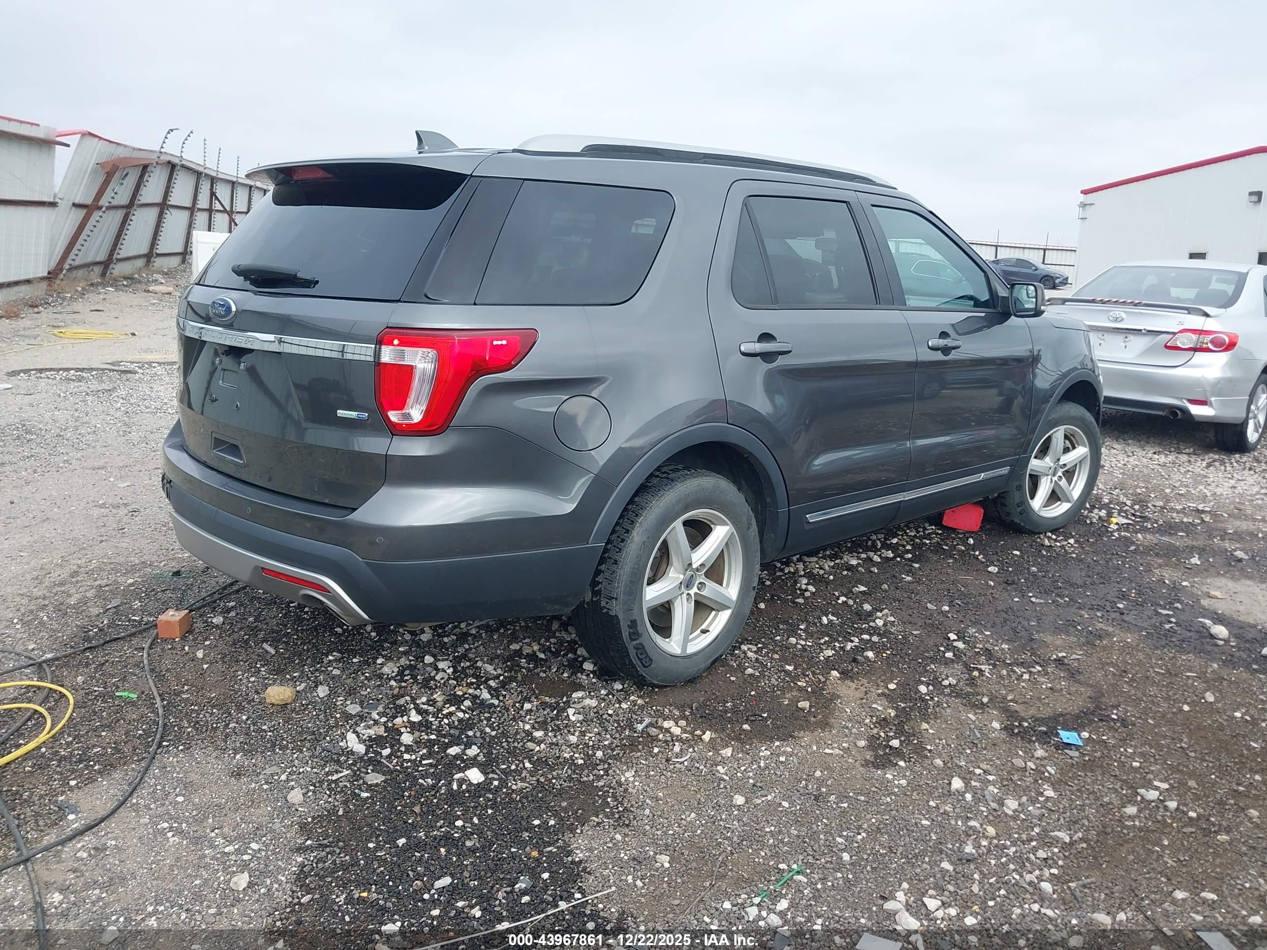 FORD EXPLORER image 4