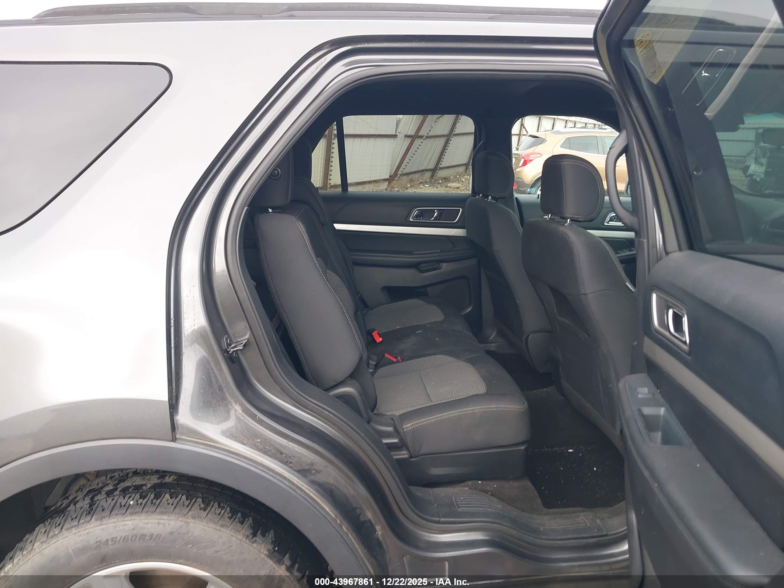 FORD EXPLORER image 8