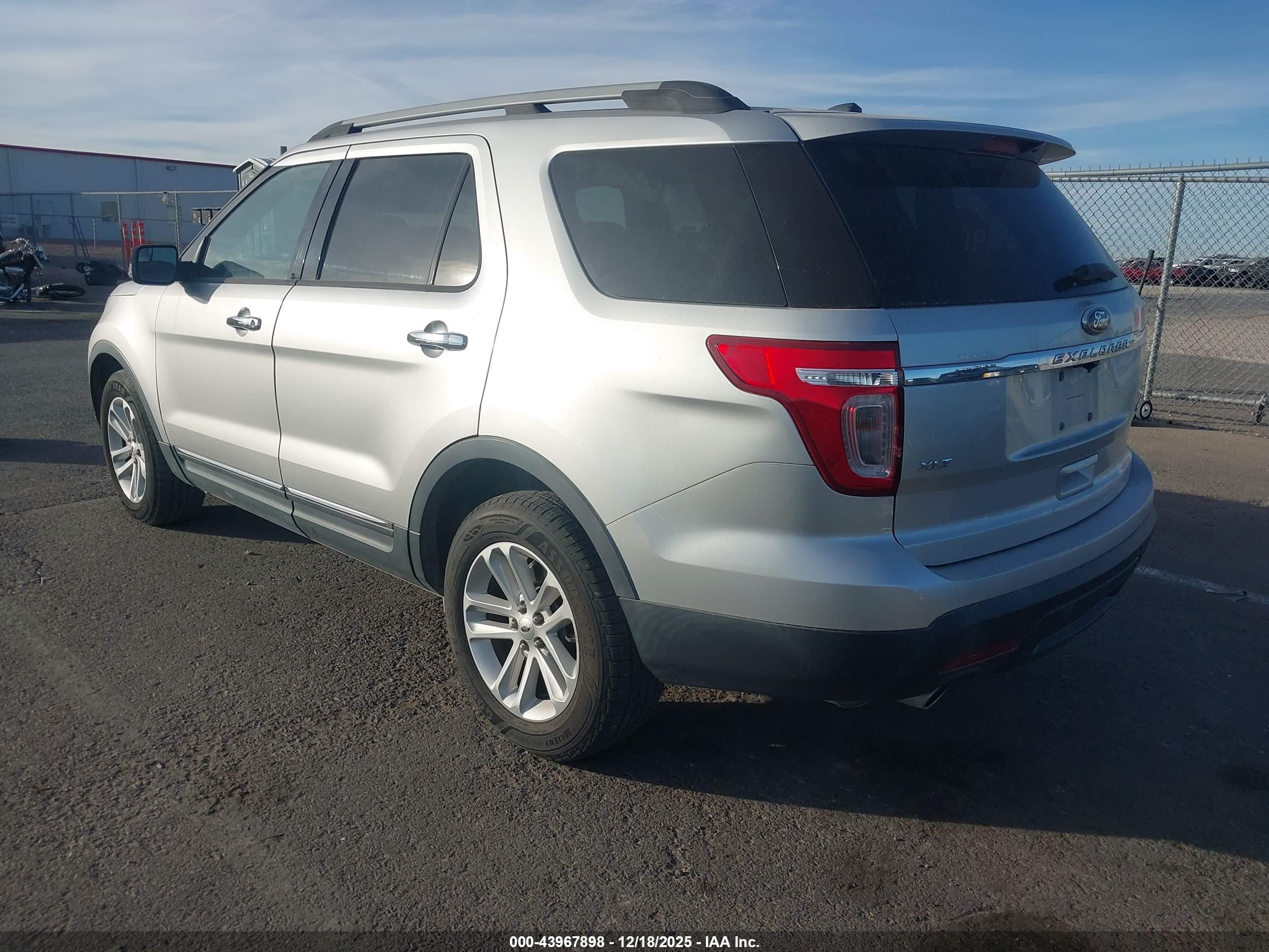 FORD EXPLORER image 3