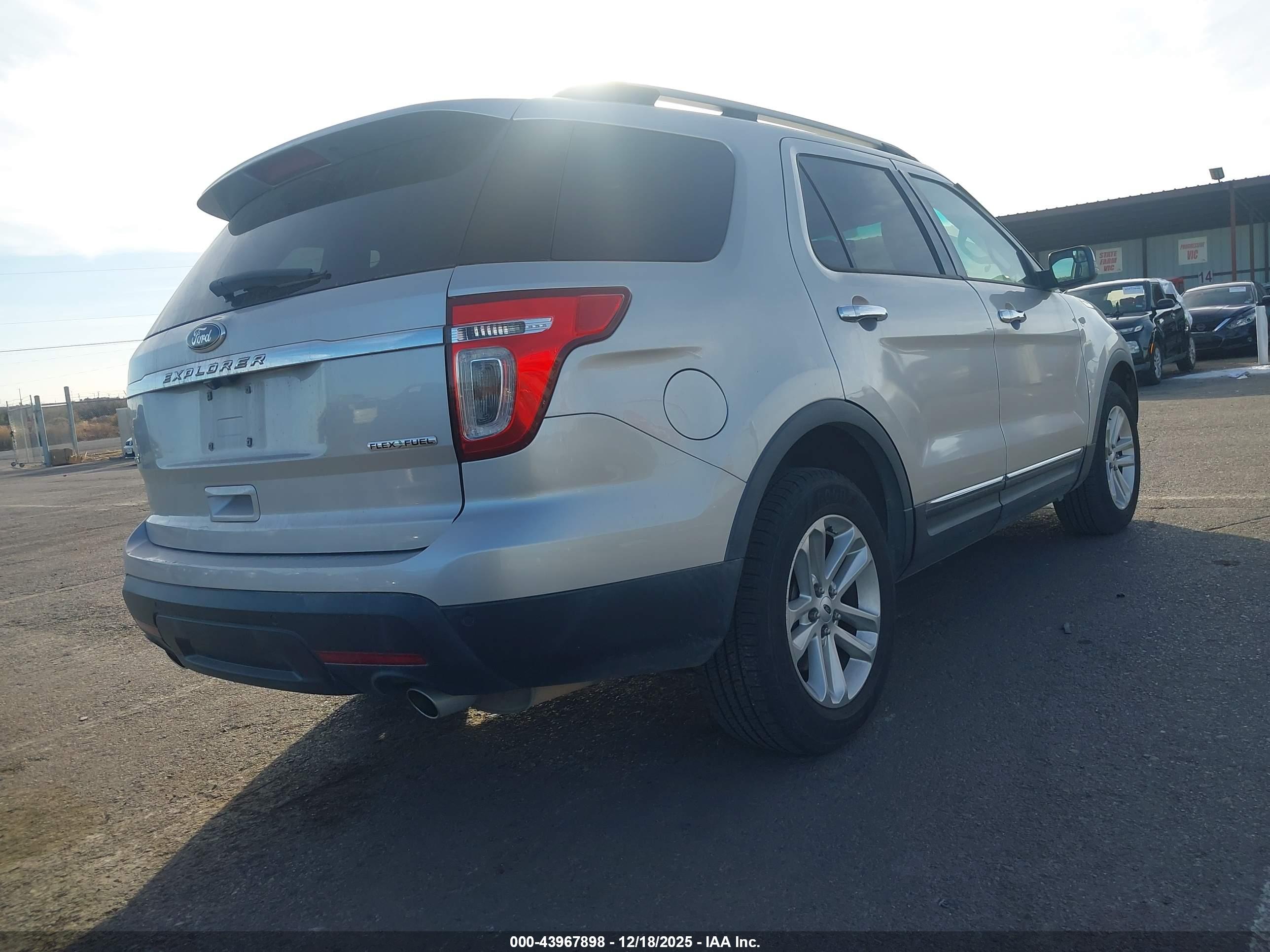 FORD EXPLORER image 4