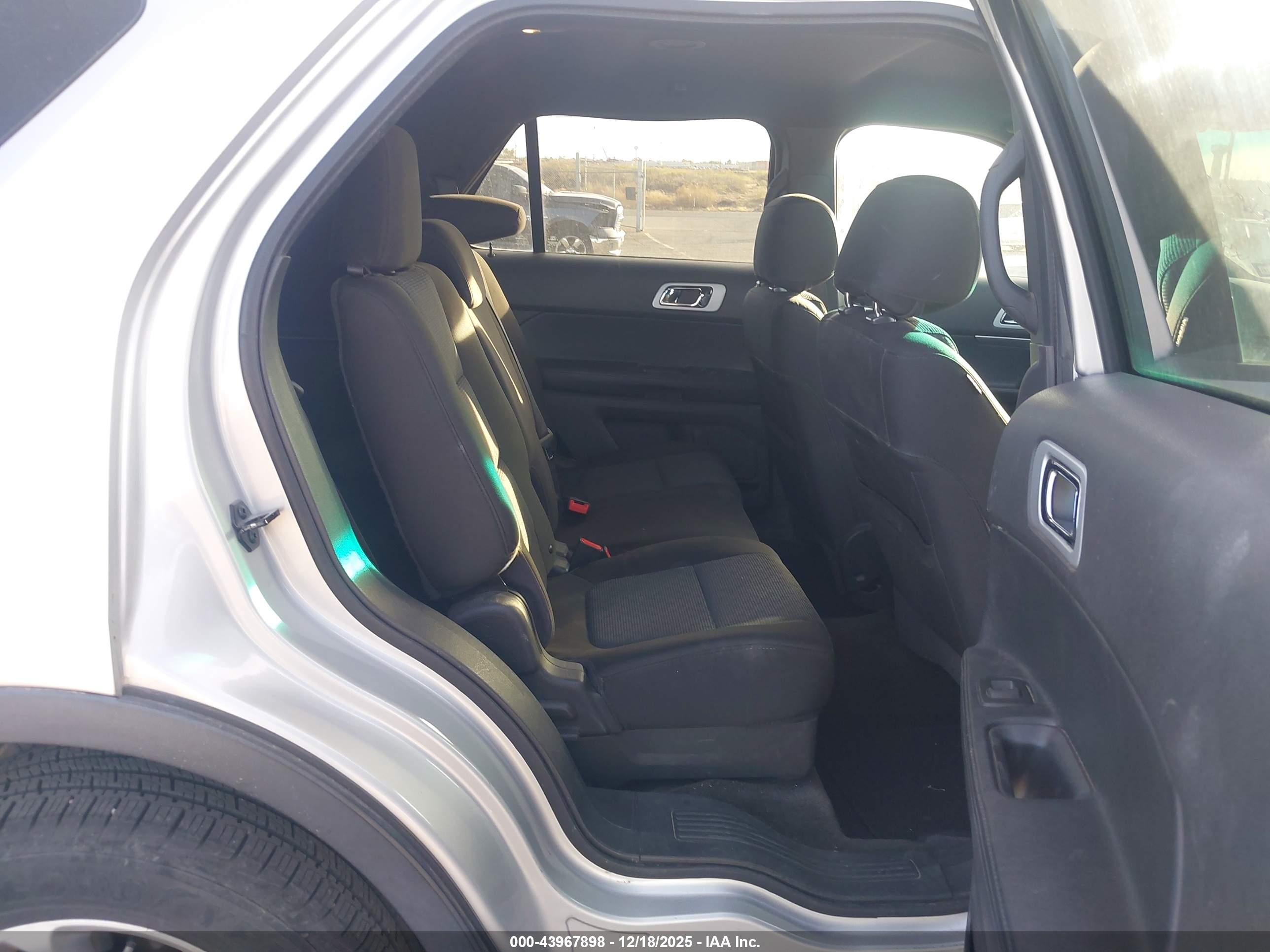 FORD EXPLORER image 8
