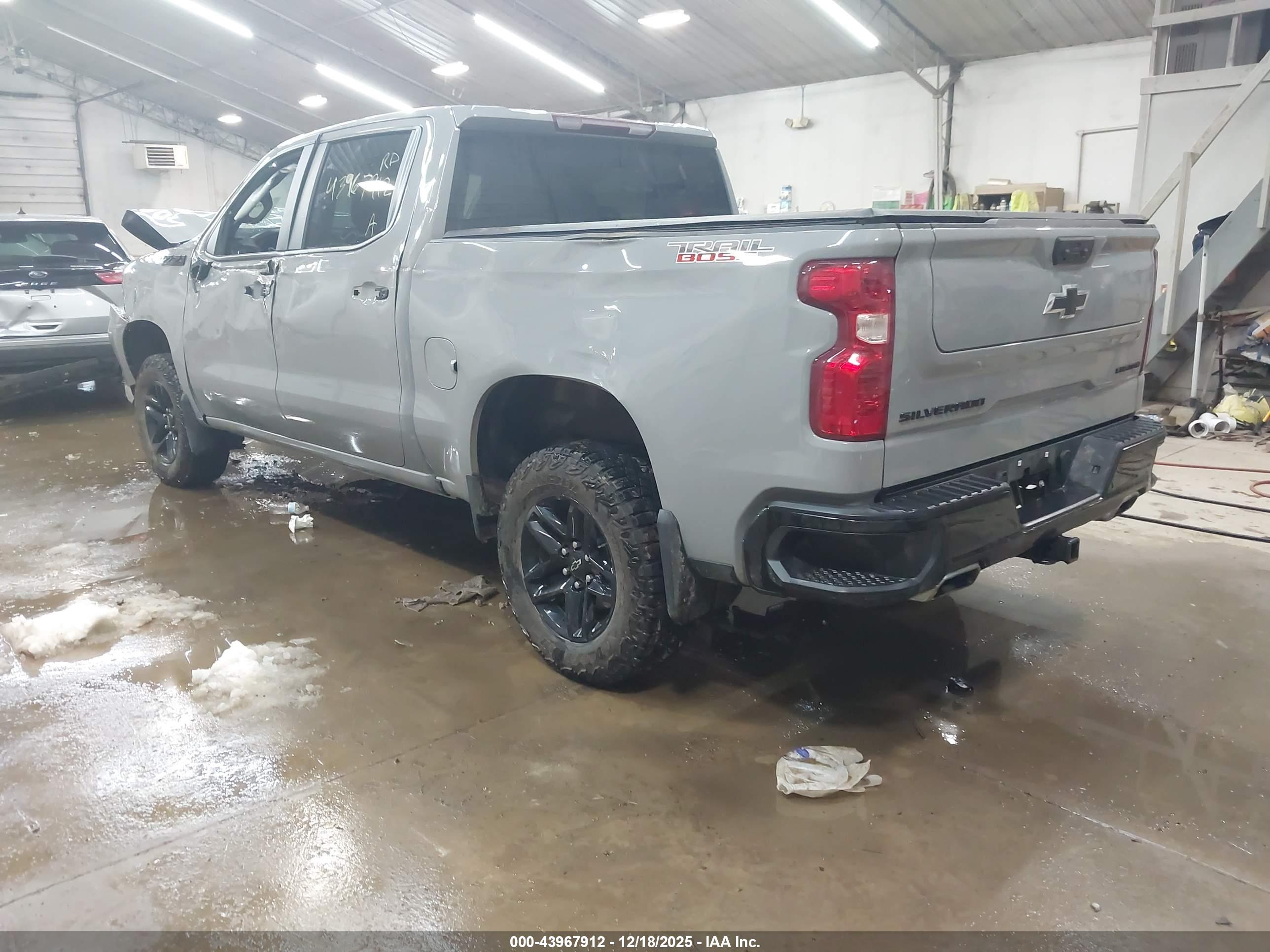 CHEVROLET SILVERADO image 3