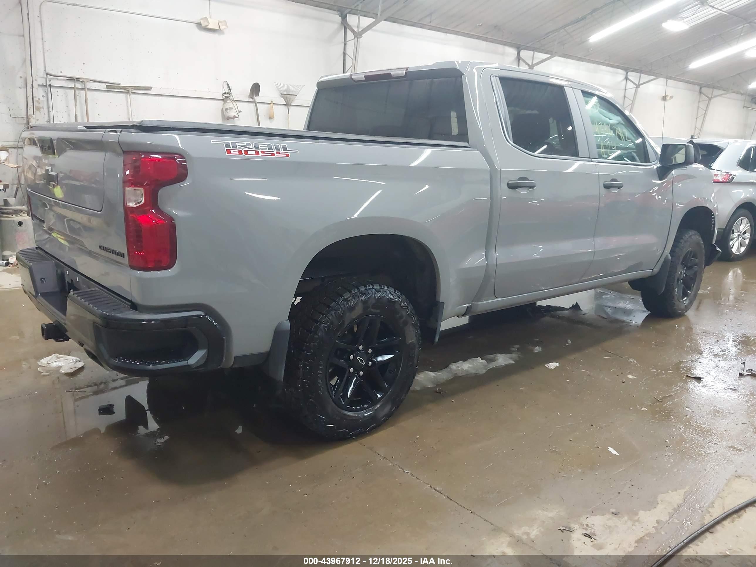 CHEVROLET SILVERADO image 4