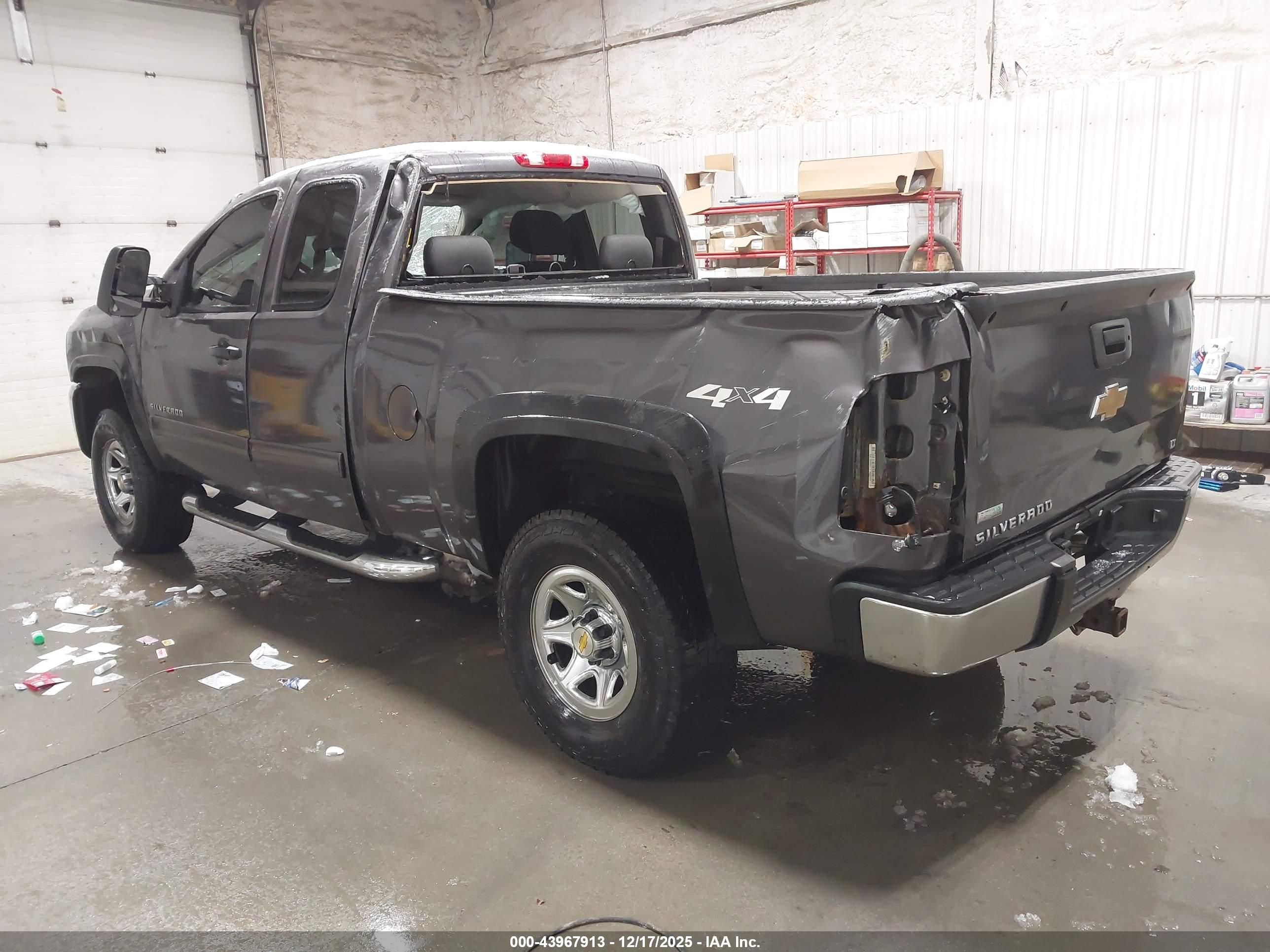 CHEVROLET SILVERADO image 3