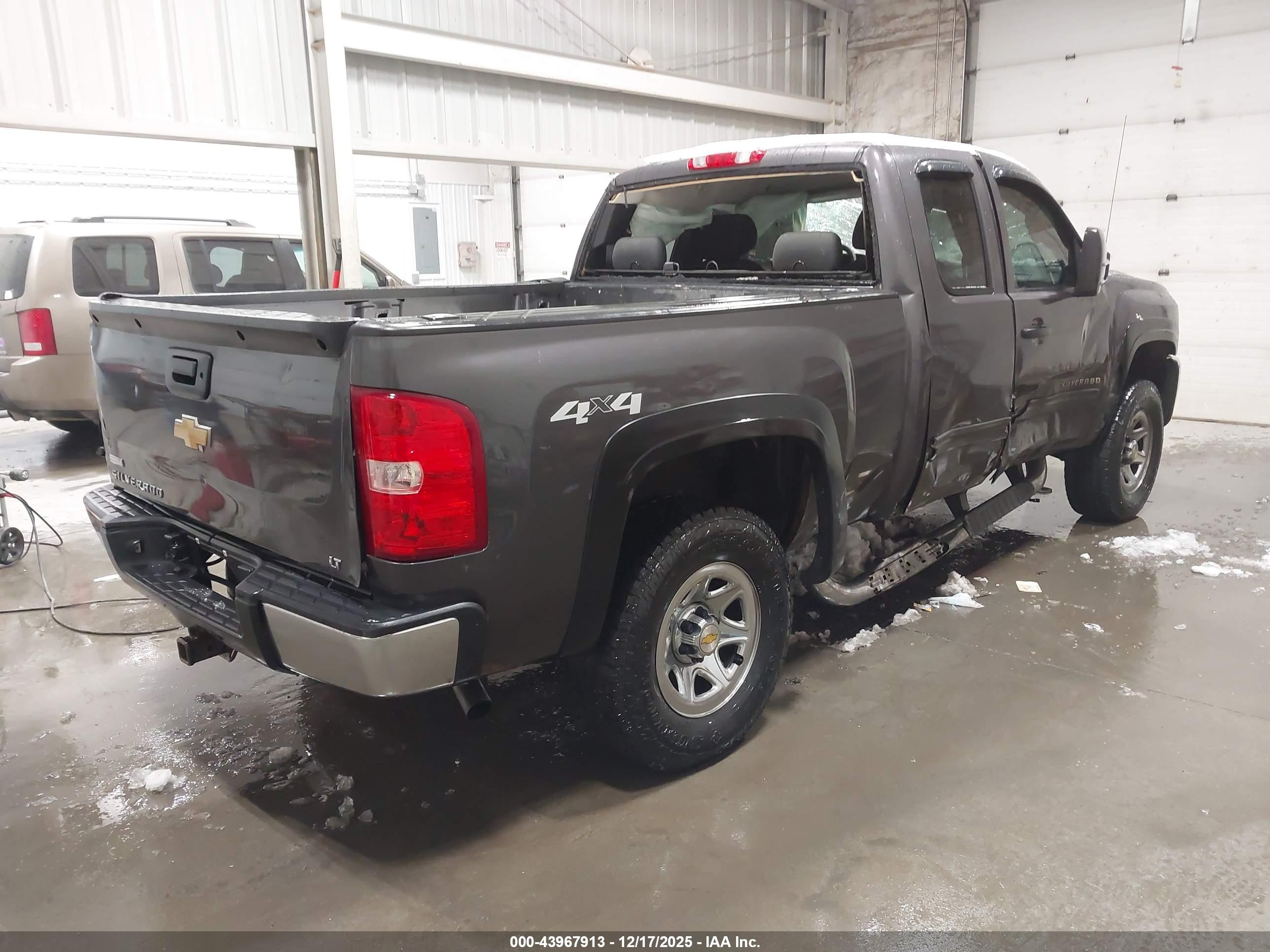 CHEVROLET SILVERADO image 4