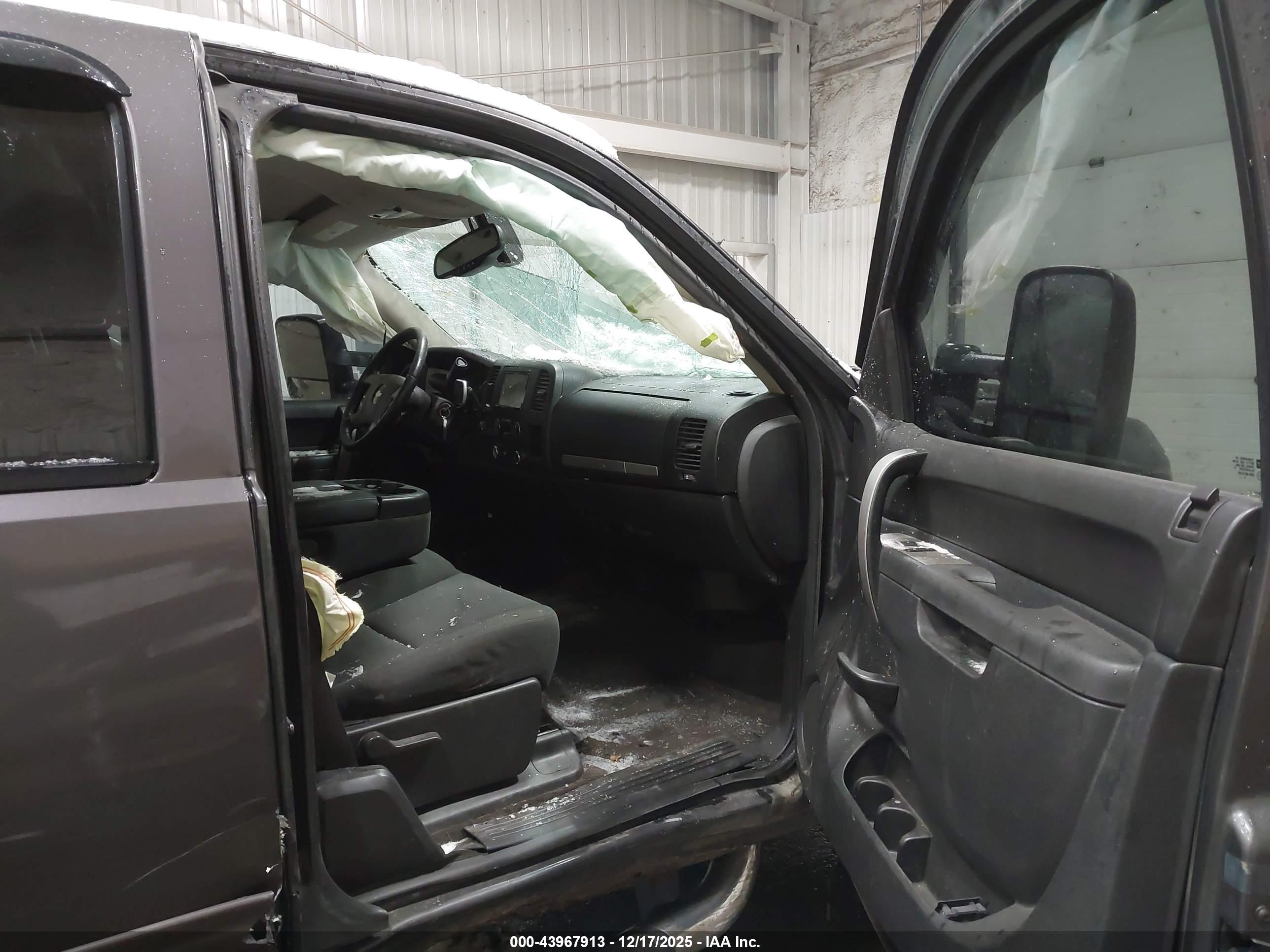 CHEVROLET SILVERADO image 5