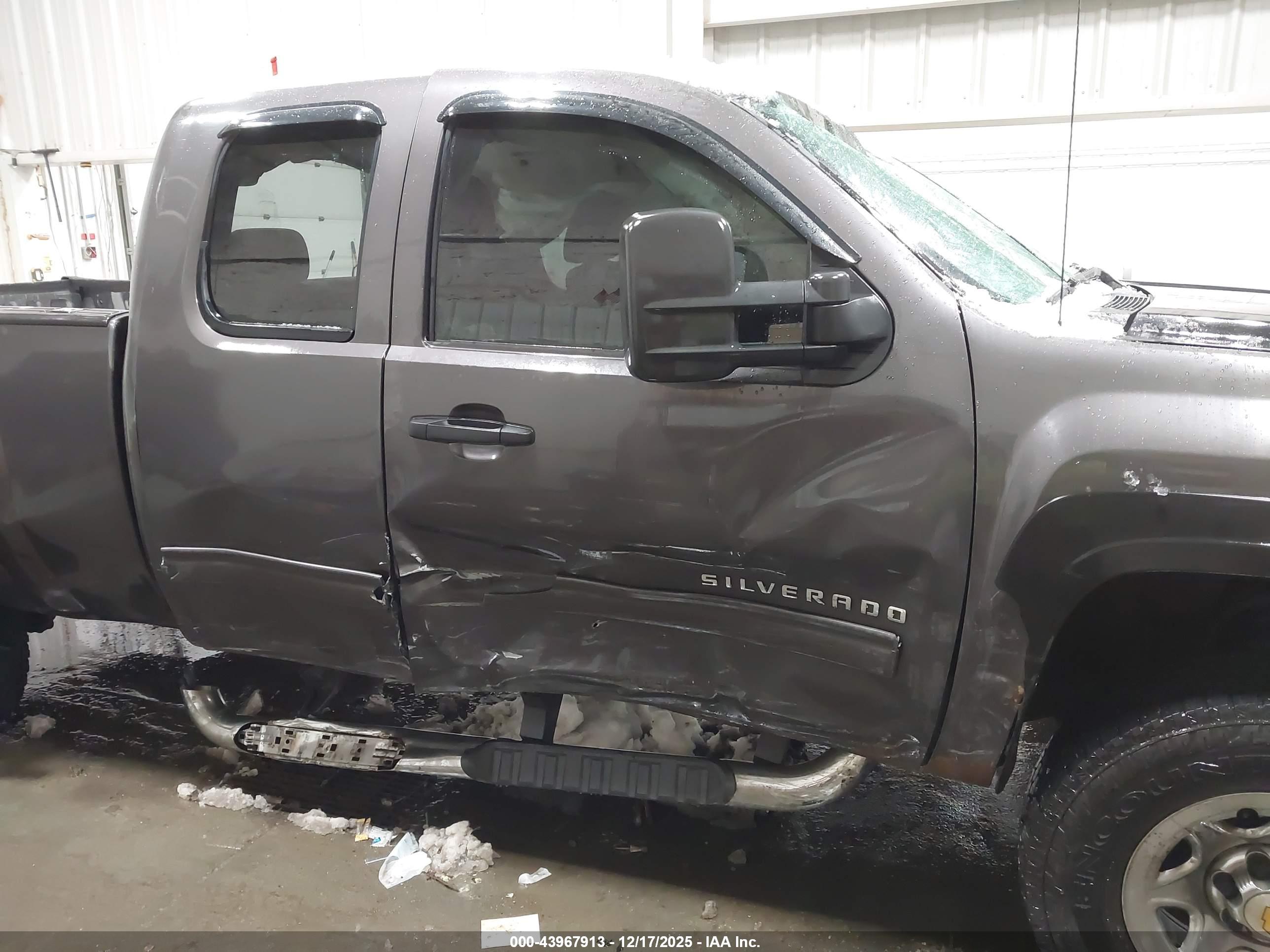 CHEVROLET SILVERADO image 6