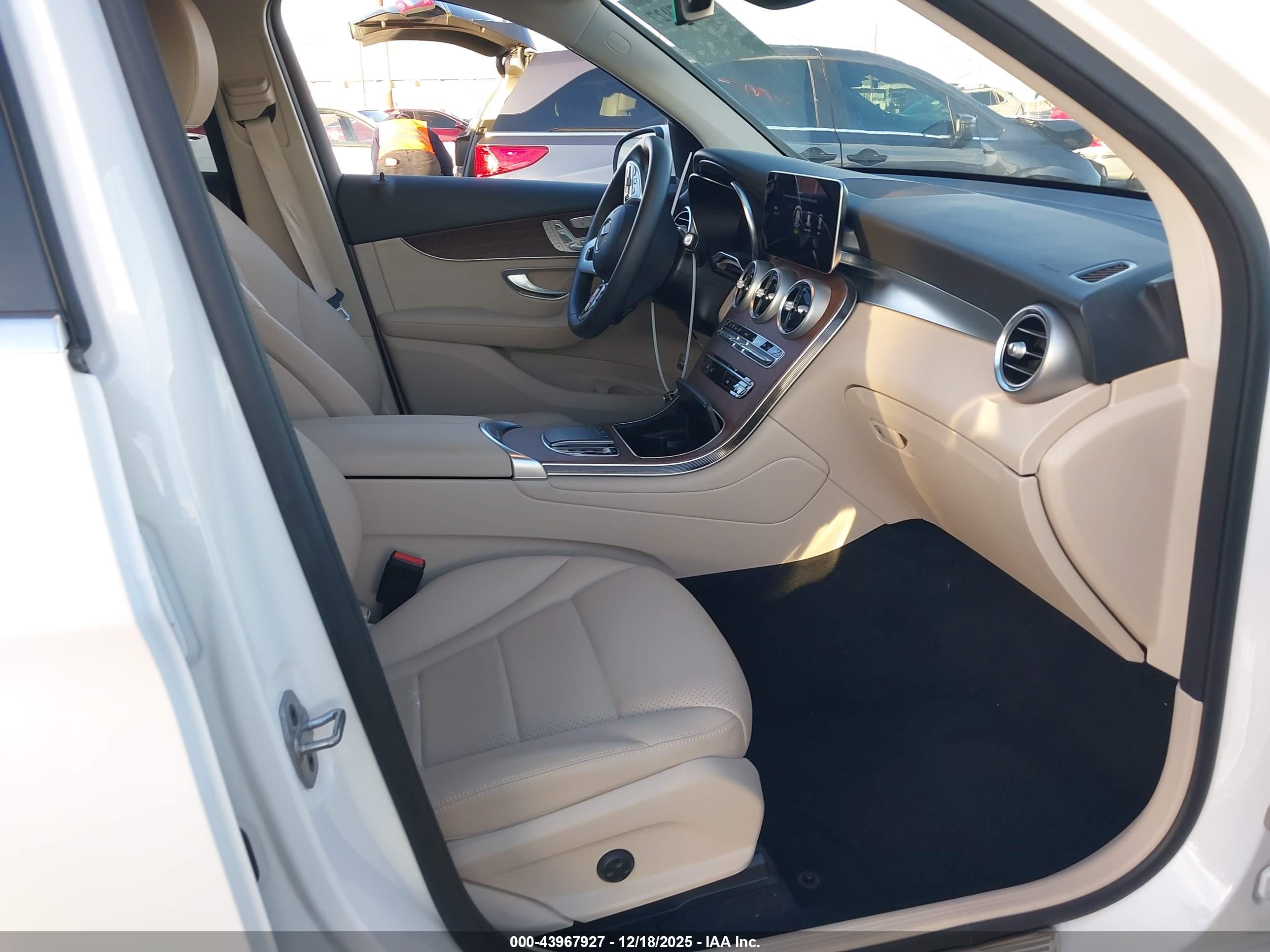 MERCEDES-BENZ GLC image 5