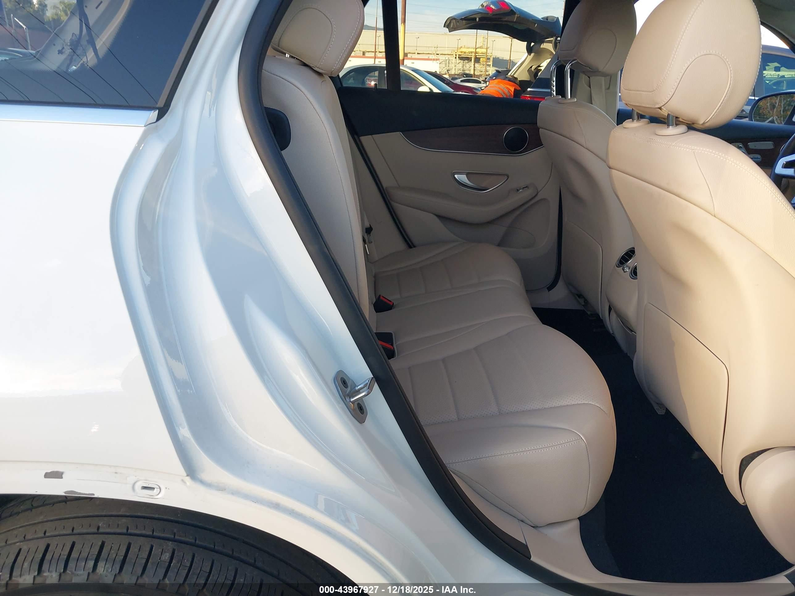 MERCEDES-BENZ GLC image 8